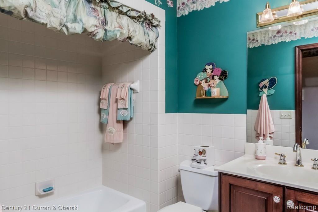 Farmington Hills, Michigan, 48331, United States, 6 Bedrooms Bedrooms, ,7 BathroomsBathrooms,Residential,For Sale,1914340