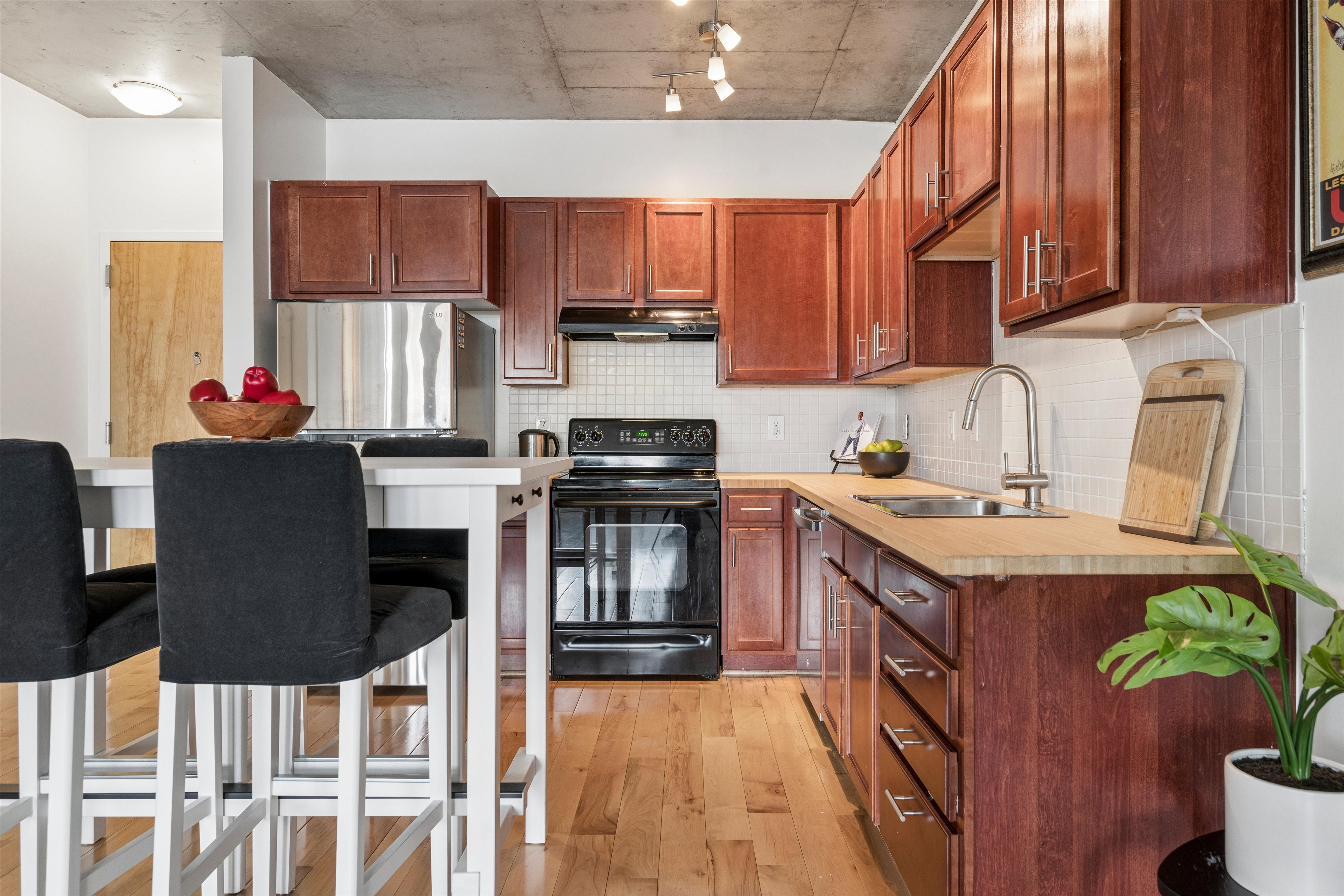 This beautifully updated residence welcomes you with stunning natural light - 物件實景