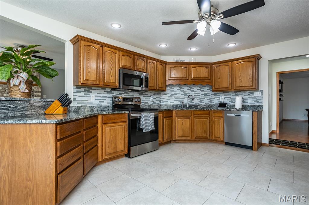 Brighton, Illinois, 62012, United States, 6 Bedrooms Bedrooms, ,4 BathroomsBathrooms,Residential,For Sale,1995743