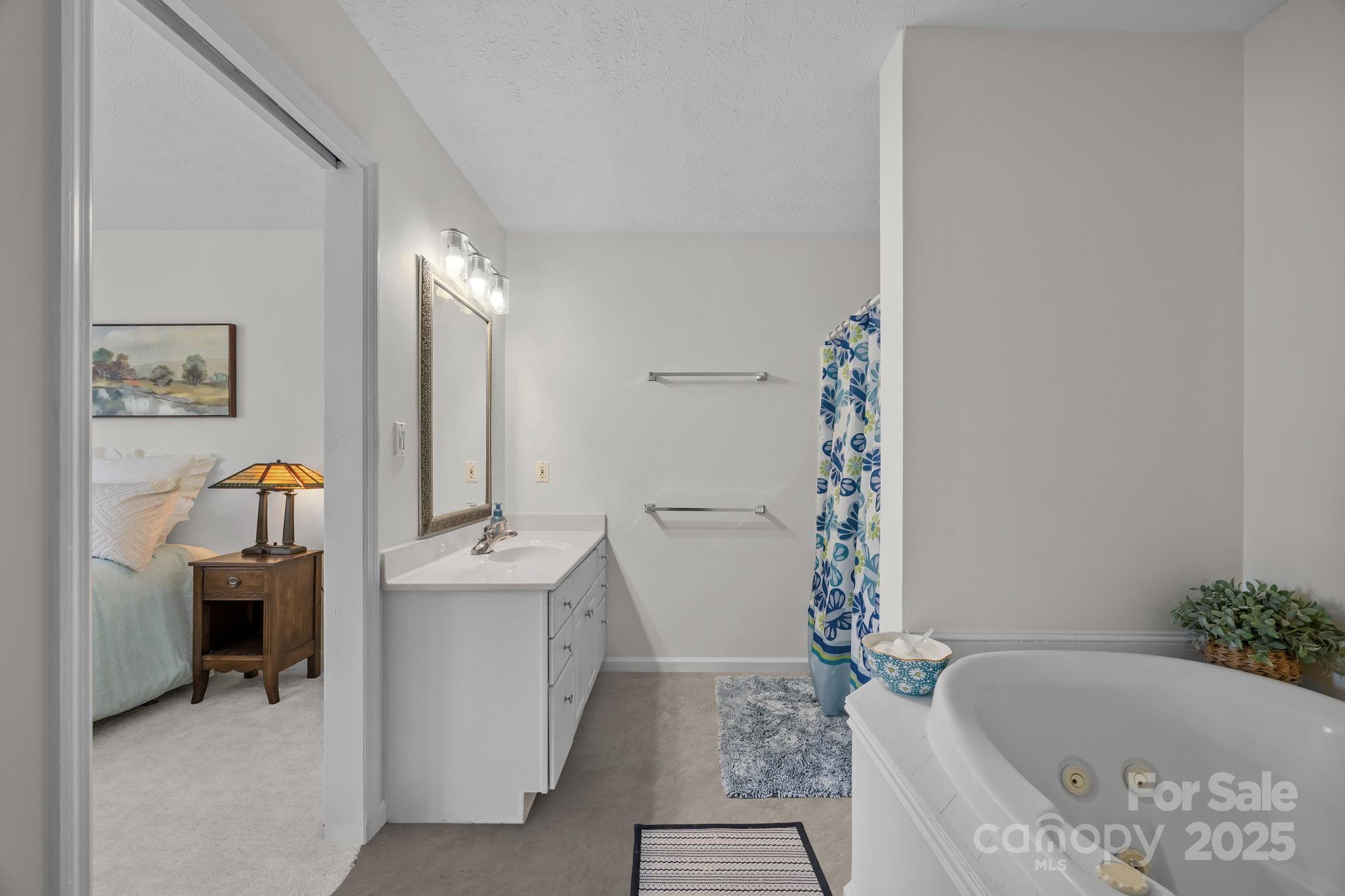 Fairview, North Carolina, 28730, United States, 3 Bedrooms Bedrooms, ,2 BathroomsBathrooms,Residential,For Sale,1990315