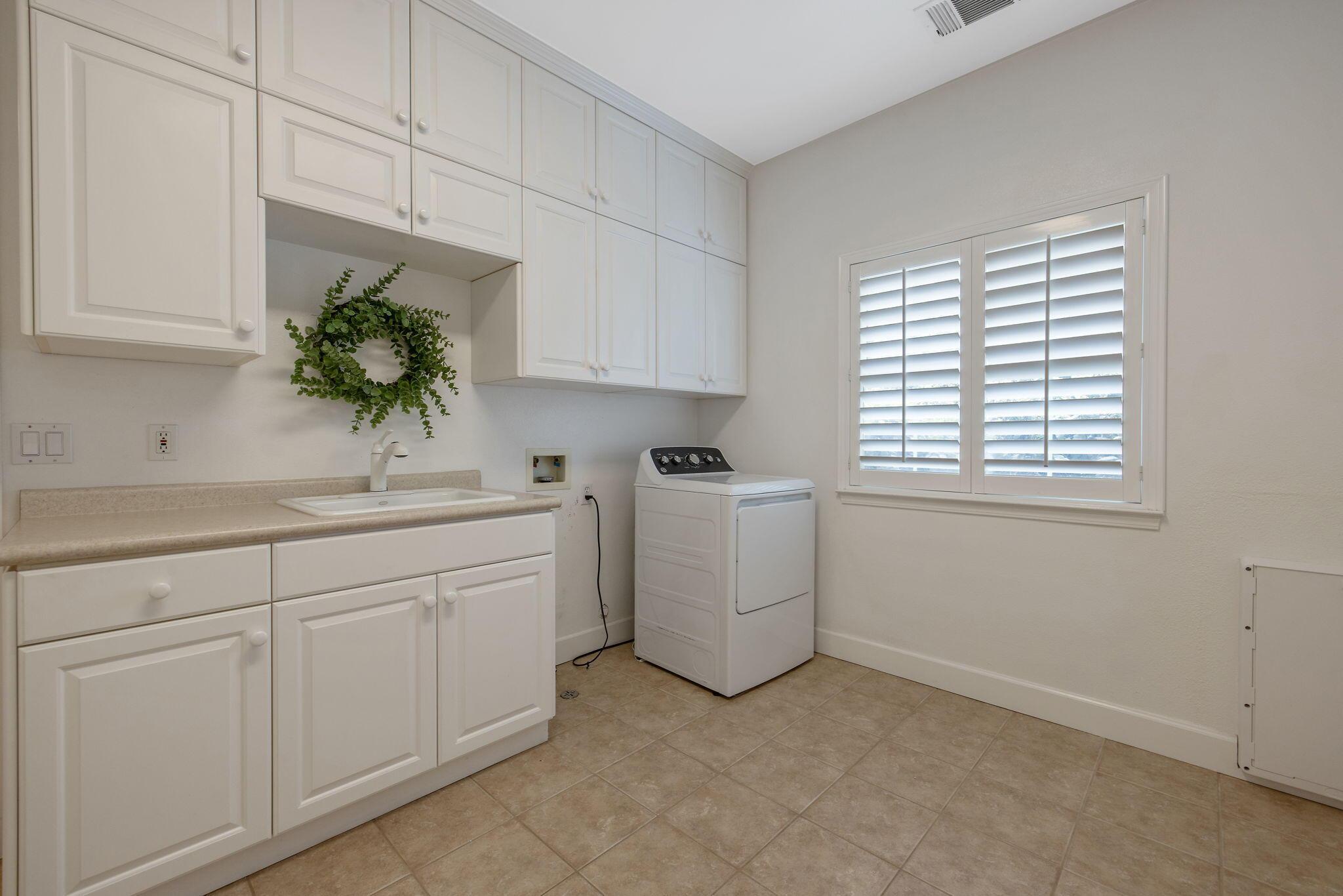 Visalia, California, 93277, United States, 3 Bedrooms Bedrooms, ,2 BathroomsBathrooms,Residential,For Sale,2048559