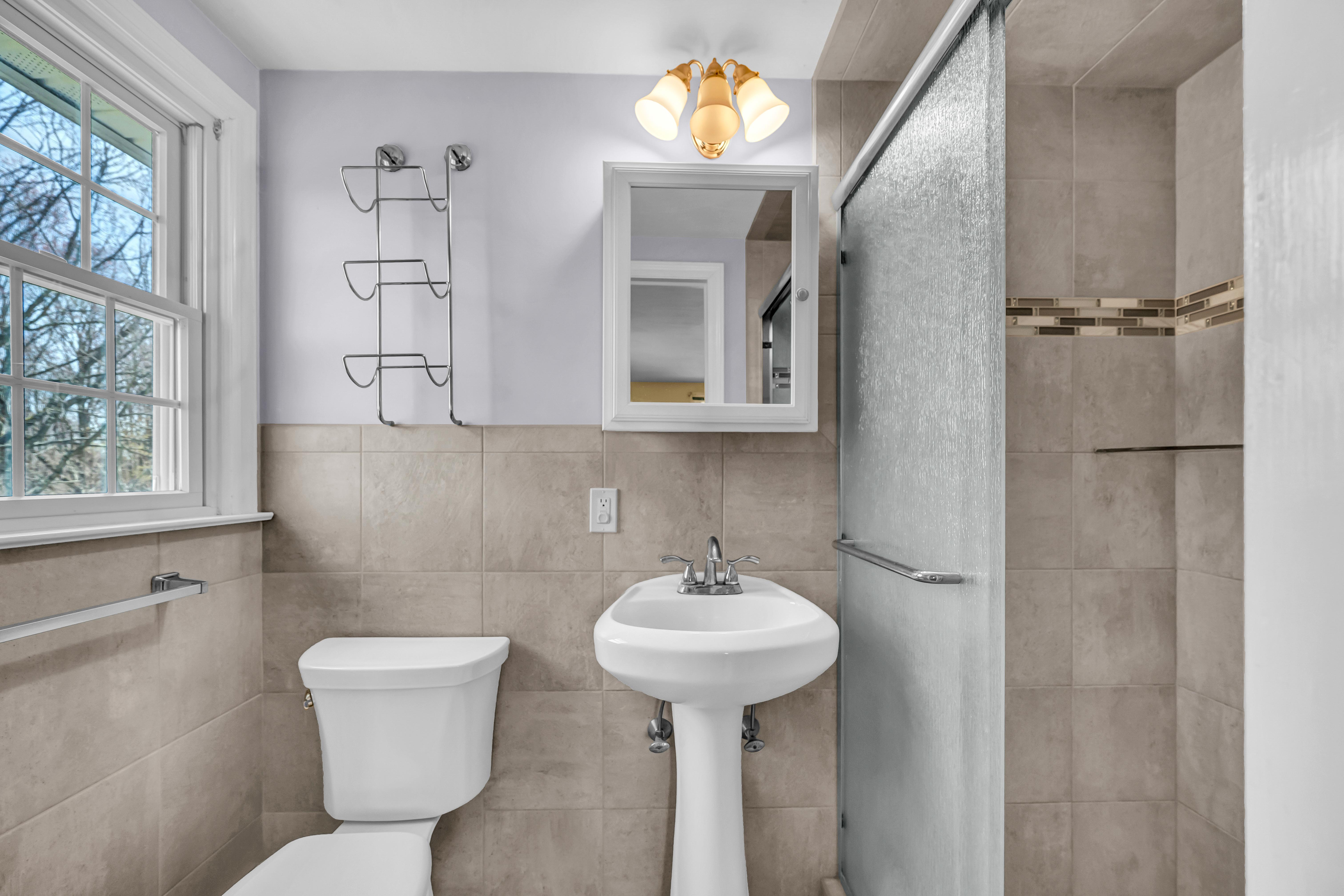  Well Built Colonial - 物件實景