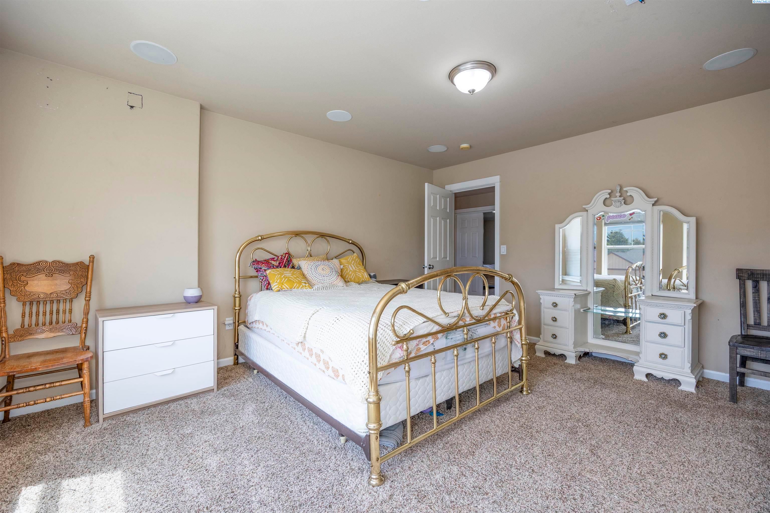 Pasco, Washington, 99301, United States, 5 Bedrooms Bedrooms, ,3 BathroomsBathrooms,Residential,For Sale,1921560