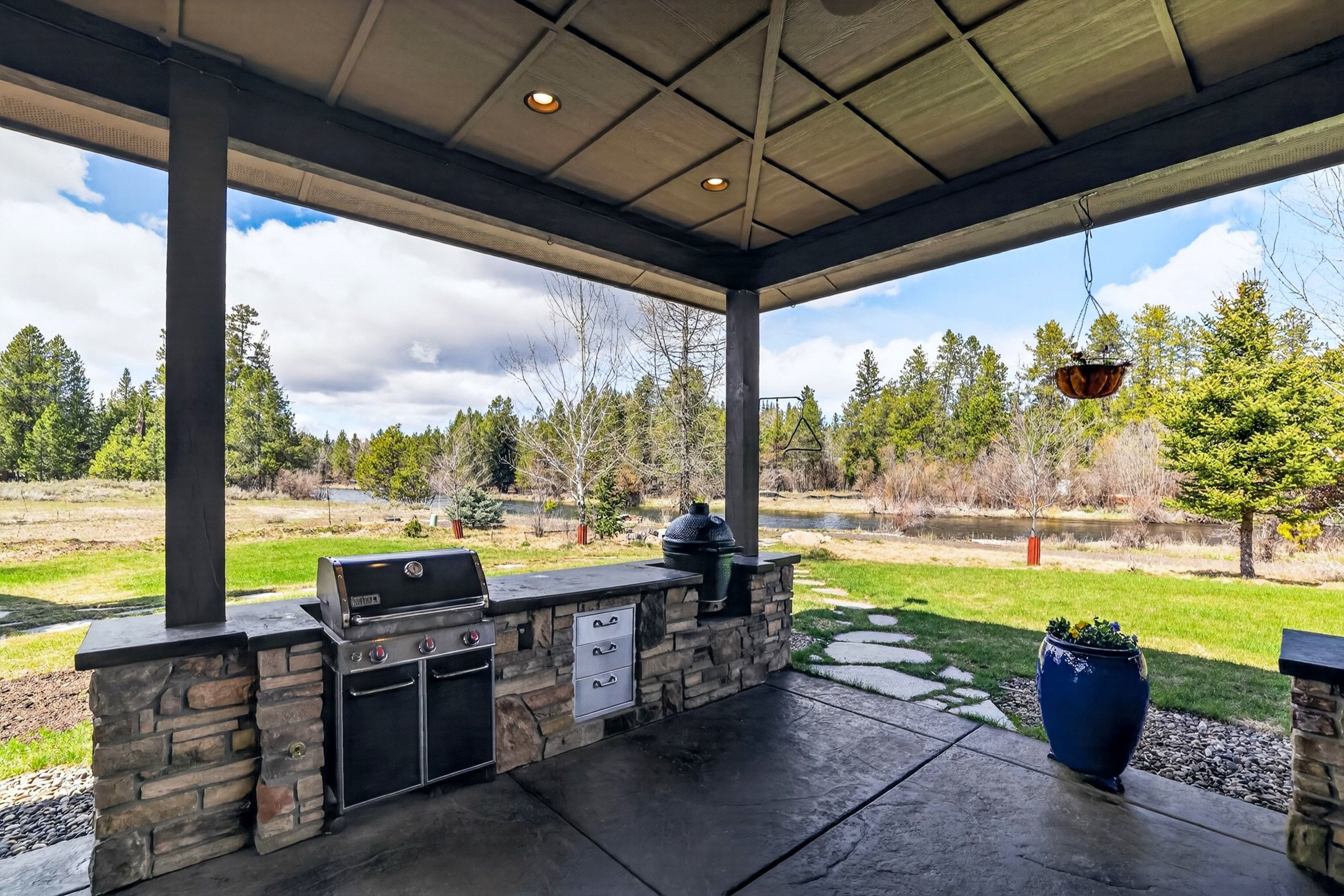  Stunning Home with Payette River Frontage on 2.66 Acres in McCall, Idaho - 物件實景