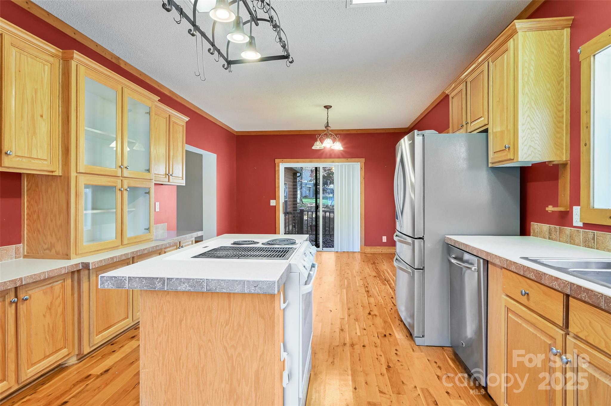 Hendersonville, North Carolina, 28792, United States, 3 Bedrooms Bedrooms, ,3 BathroomsBathrooms,Residential,For Sale,1958390
