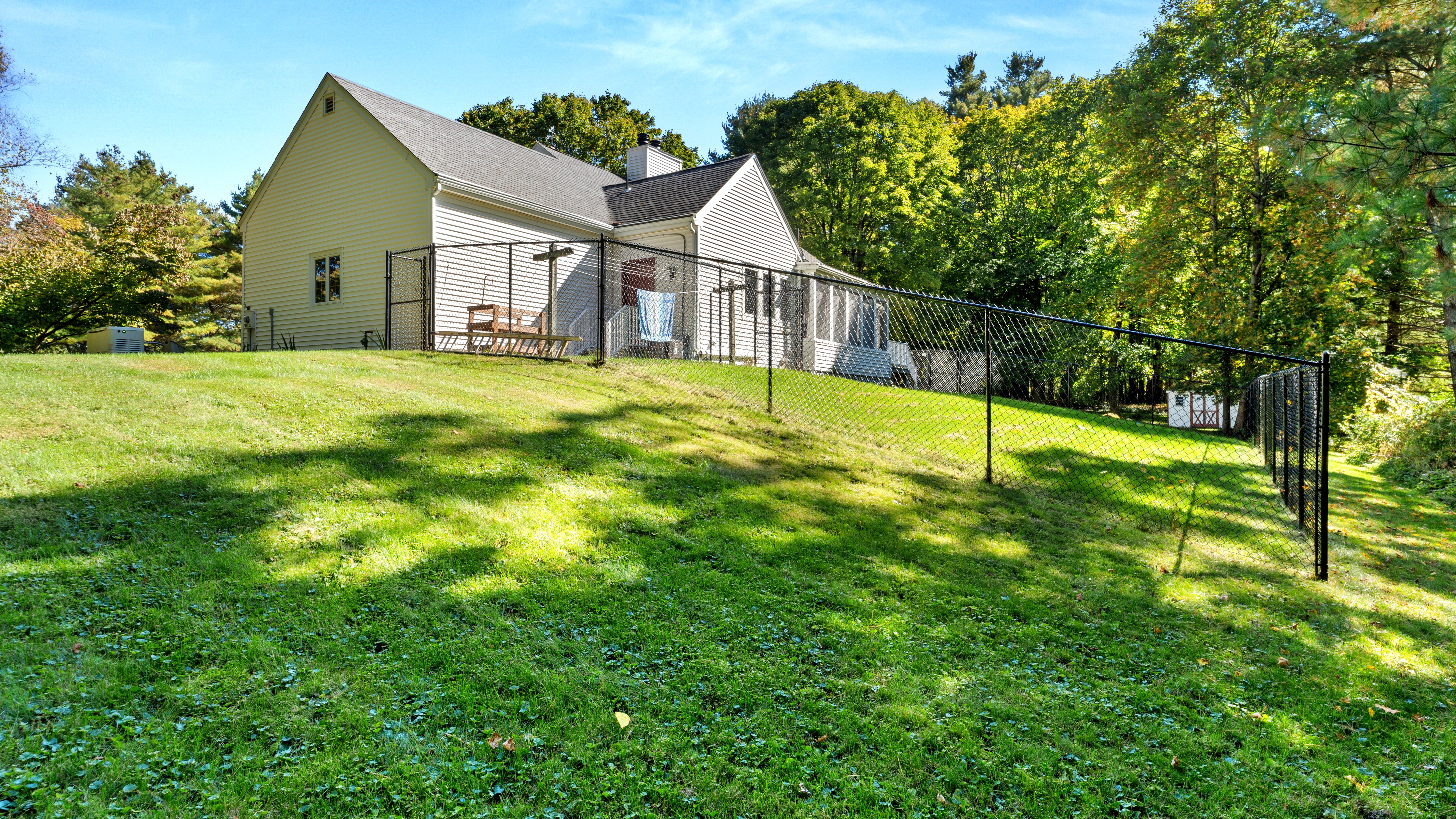  Stunning 2.4-Acre Retreat in Cornwall Estates: Updated & Move-In Ready - 物件實景