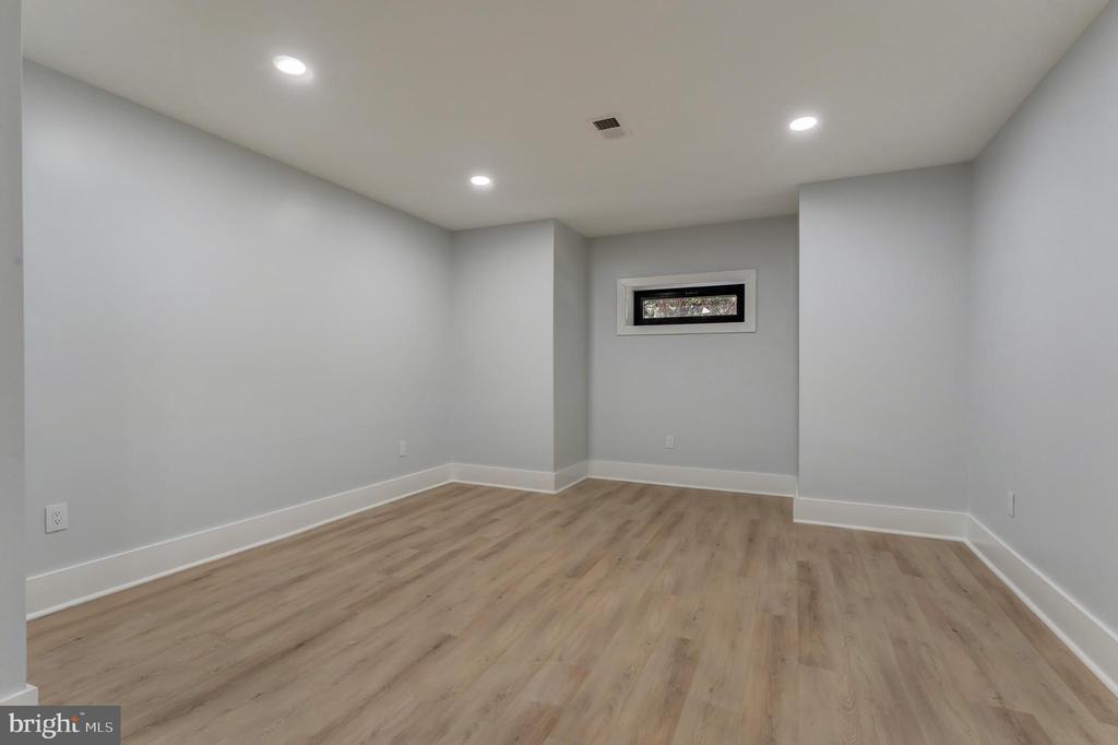 Herndon, Virginia, 20170, United States, 6 Bedrooms Bedrooms, ,6 BathroomsBathrooms,Residential,For Sale,1941281
