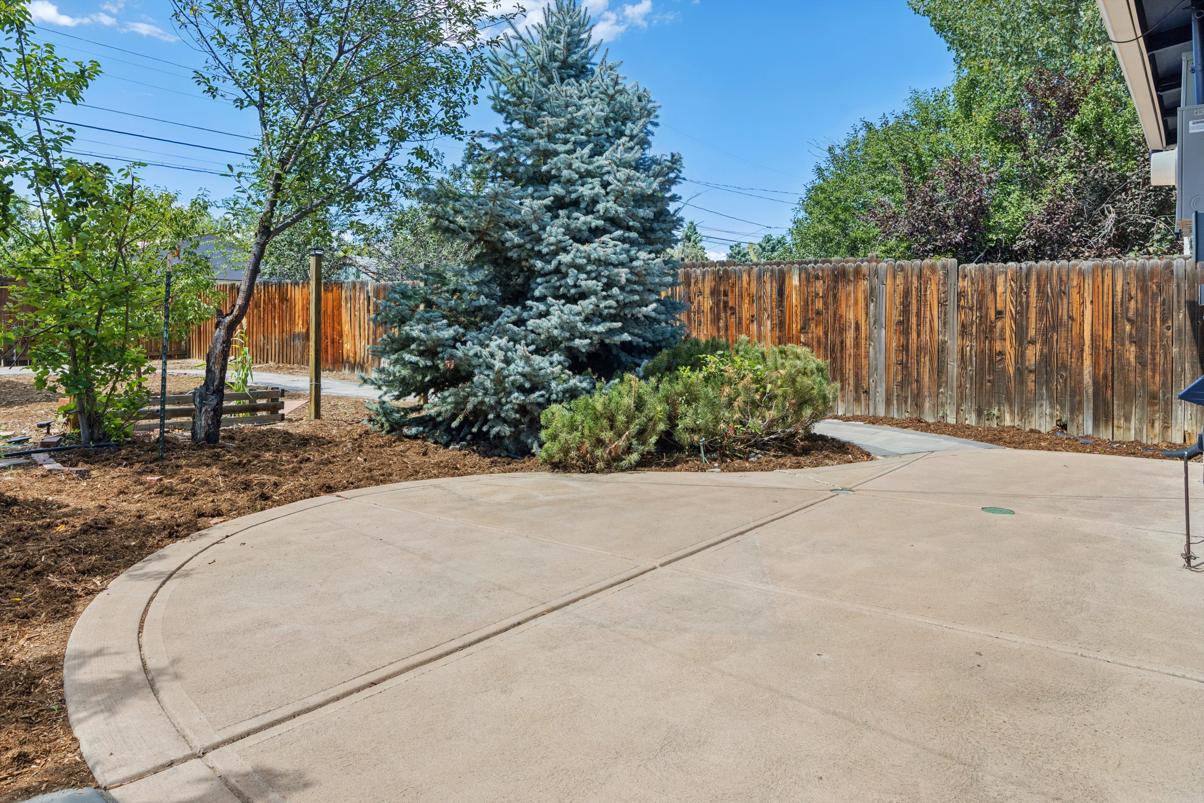 Charming Curb Appeal Meets Exceptional Versatility - 物件實景