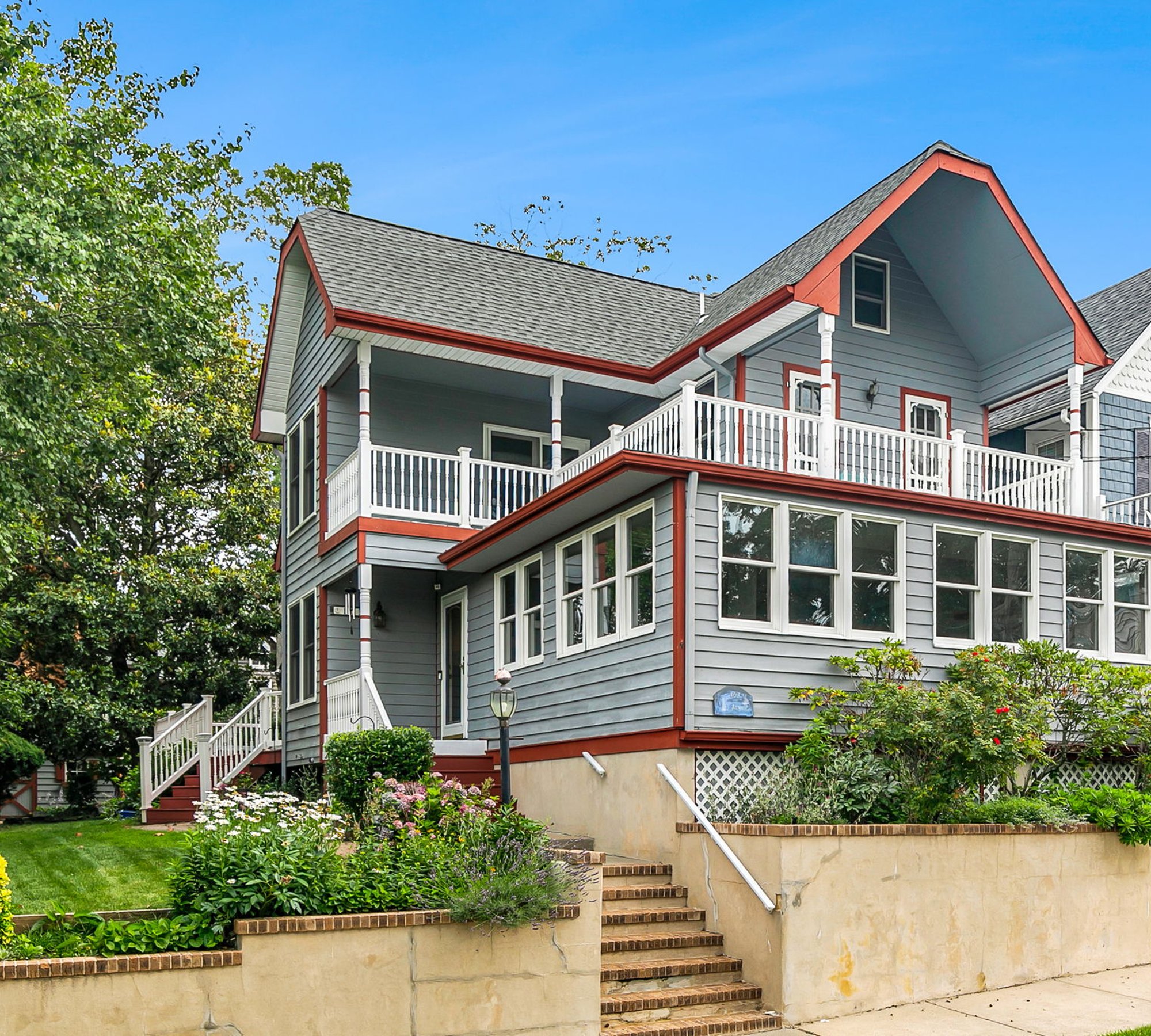  Custom Home With Multiple Balconies - 物件實景