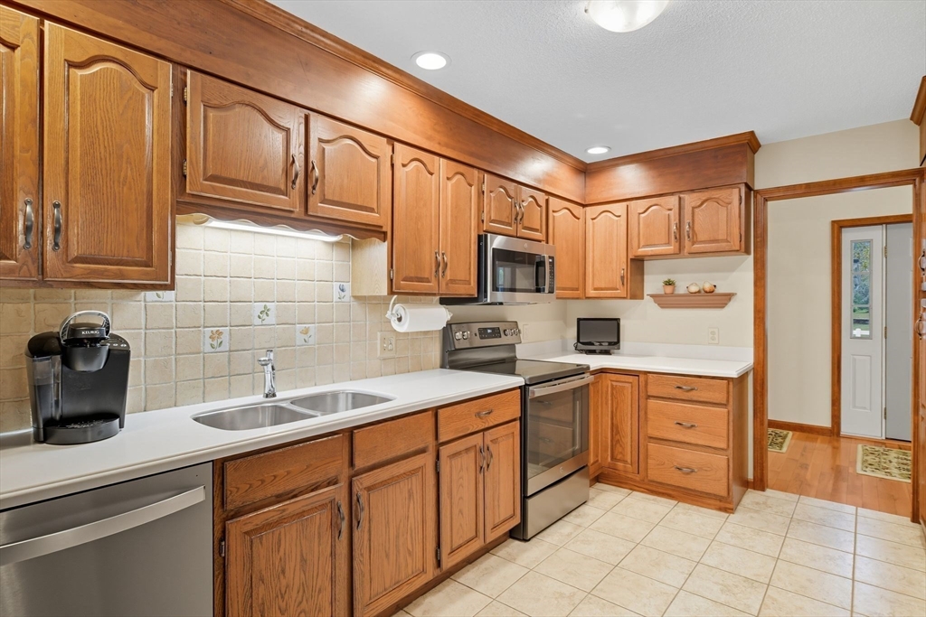 Westfield, Massachusetts, 01085, United States, 3 Bedrooms Bedrooms, ,3 BathroomsBathrooms,Residential,For Sale,1966188