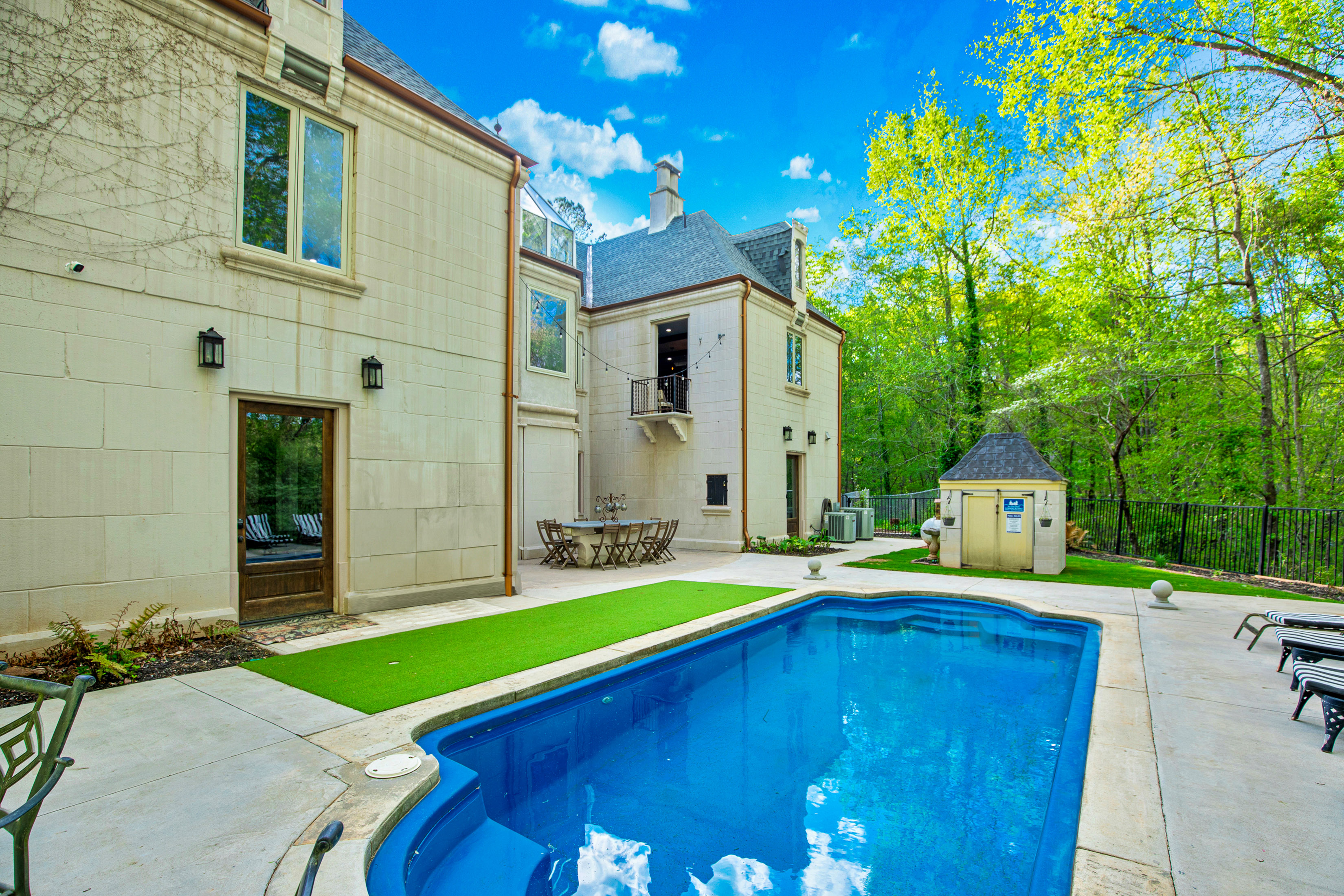  Secluded Sophistication on Over Six Acres with Winding Creek - 物件實景