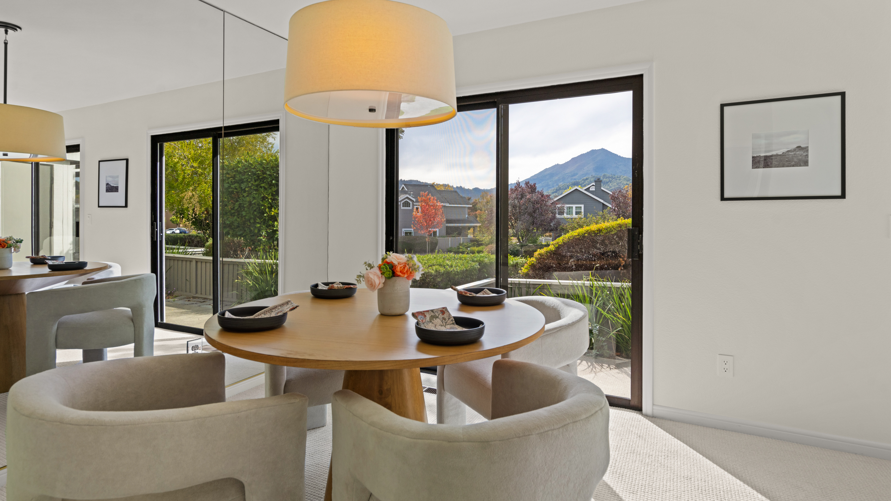  Rare End-Unit Retreat With Views - 物件實景