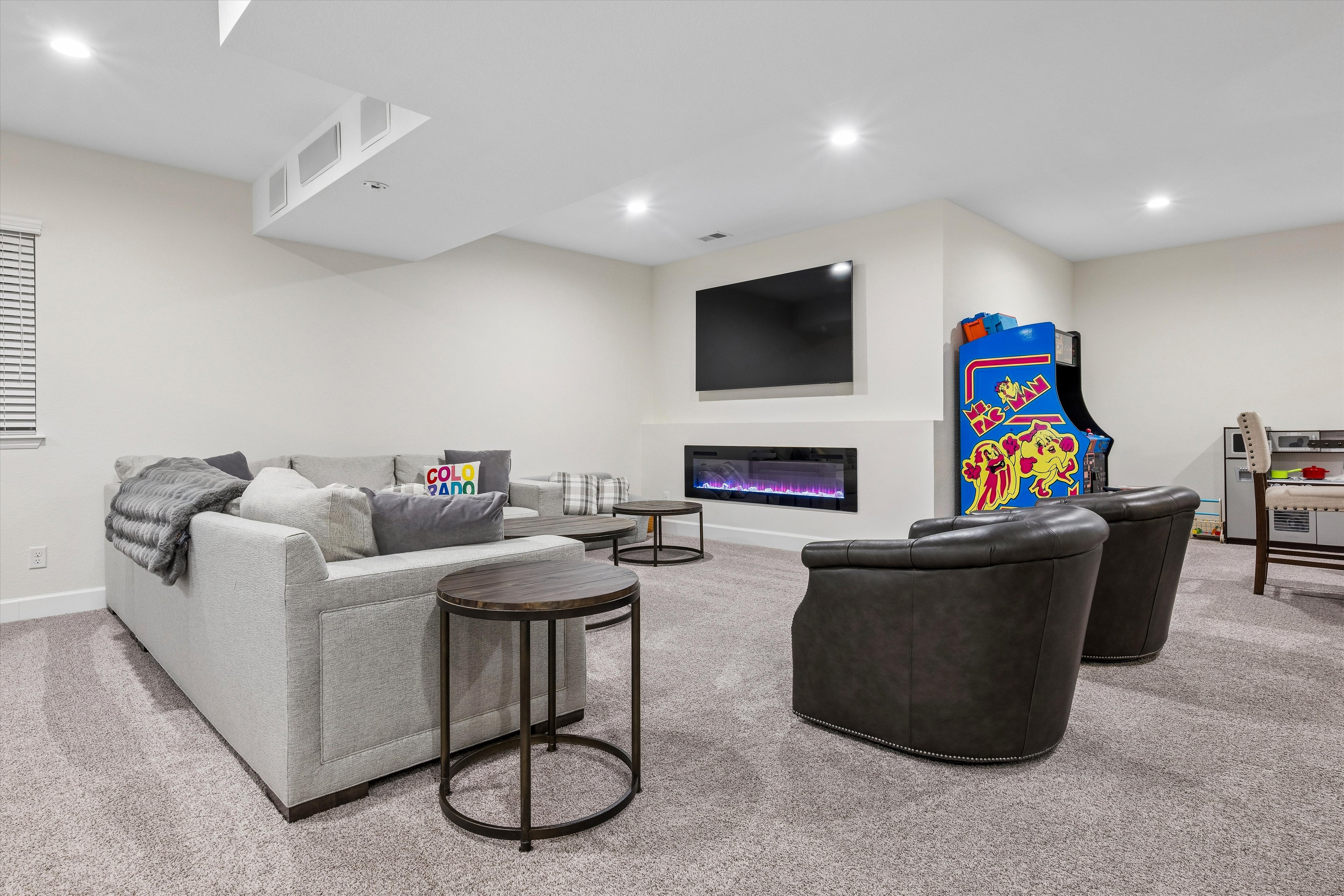  Thoughtfully  Updated and Move-In Ready - 物件實景