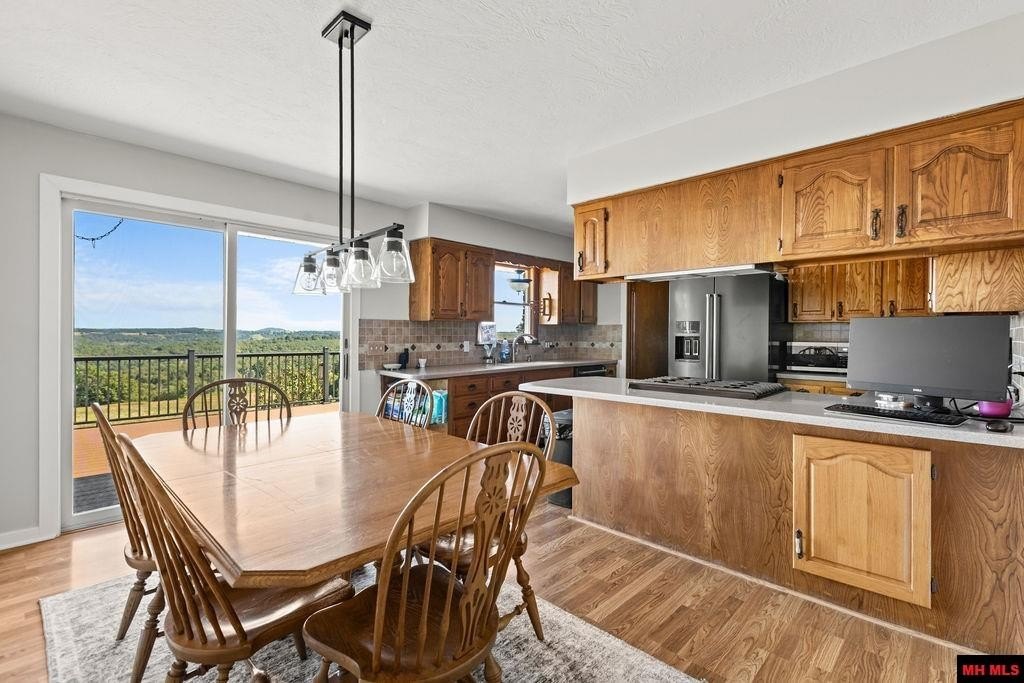 Gainesville, Missouri, 65655, United States, 4 Bedrooms Bedrooms, ,3 BathroomsBathrooms,Residential,For Sale,1979779