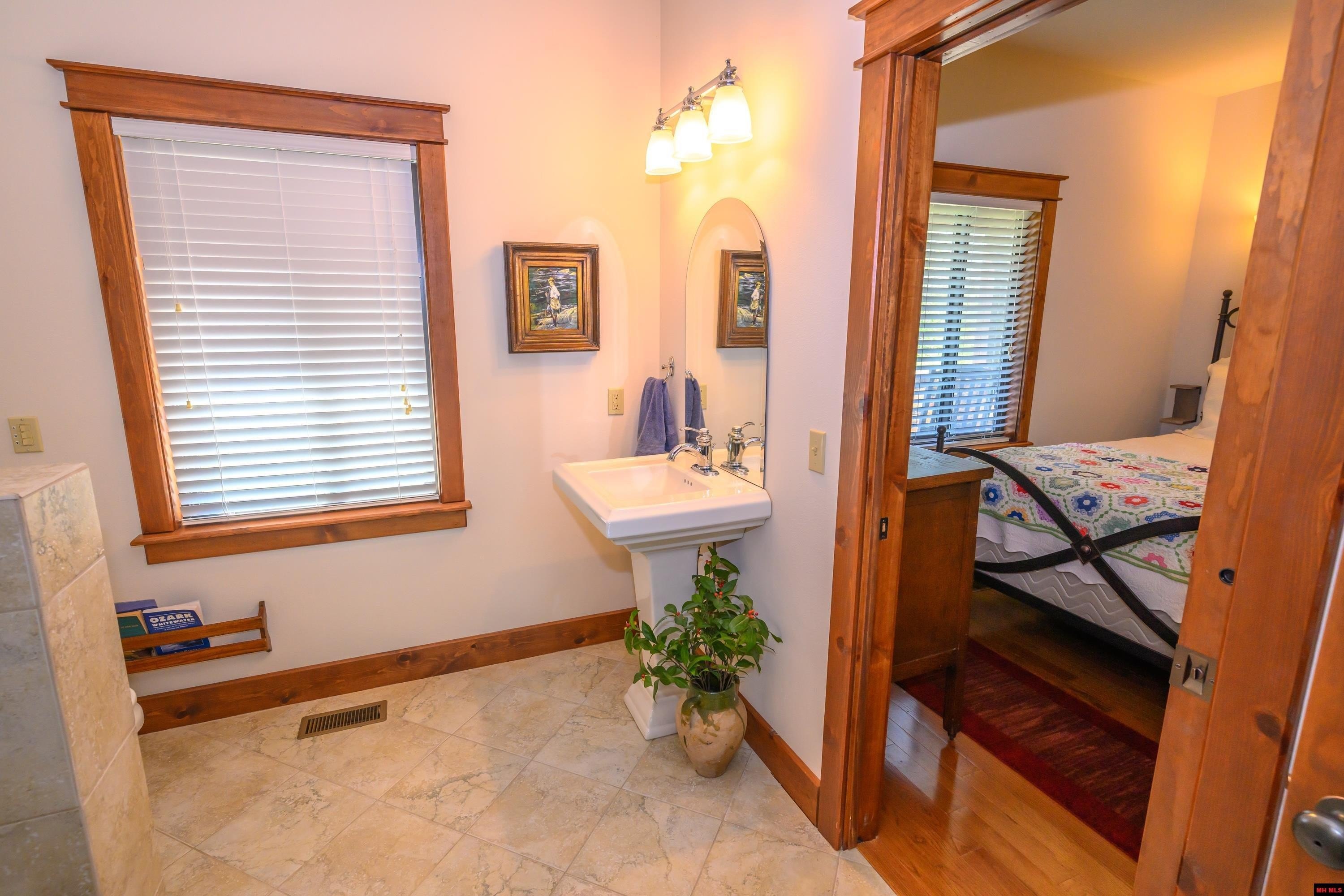 Norfork, Arkansas, 72658, United States, 3 Bedrooms Bedrooms, ,3 BathroomsBathrooms,Residential,For Sale,1921942