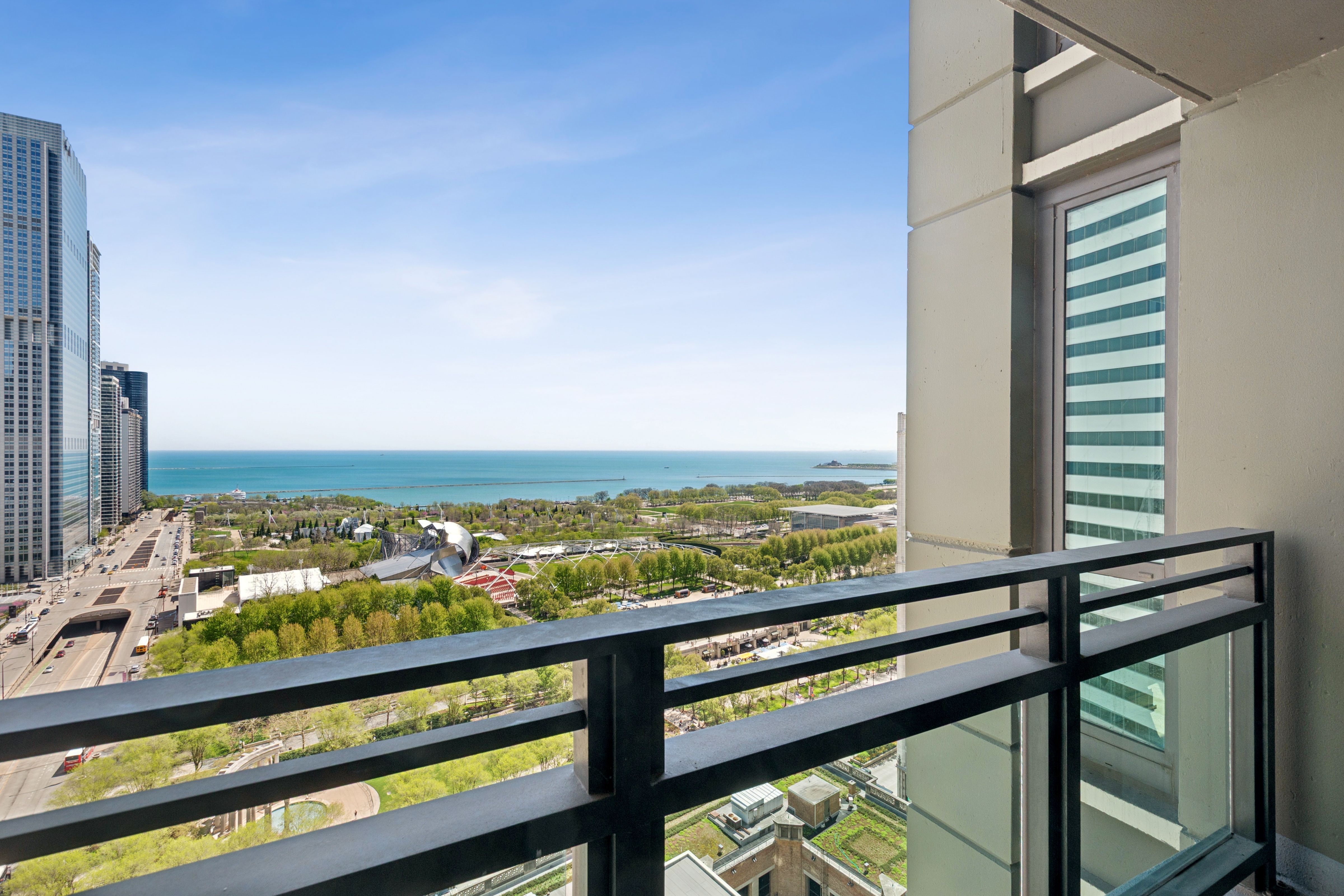  Spacious Living Room and Dining Area Overlook the Park, Lakefront and The Bean - 物件實景