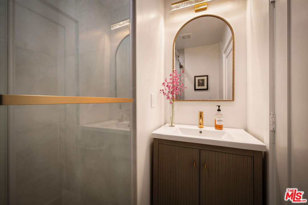 Los Angeles, California, 90019, United States, 4 Bedrooms Bedrooms, ,4 BathroomsBathrooms,Residential,For Sale,1889946