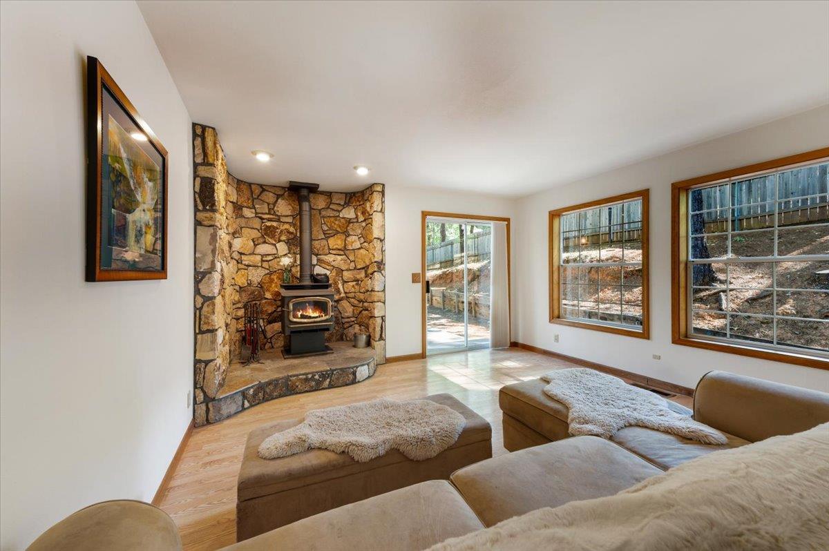 Grass Valley, California, 95949, United States, 3 Bedrooms Bedrooms, ,3 BathroomsBathrooms,Residential,For Sale,1958208