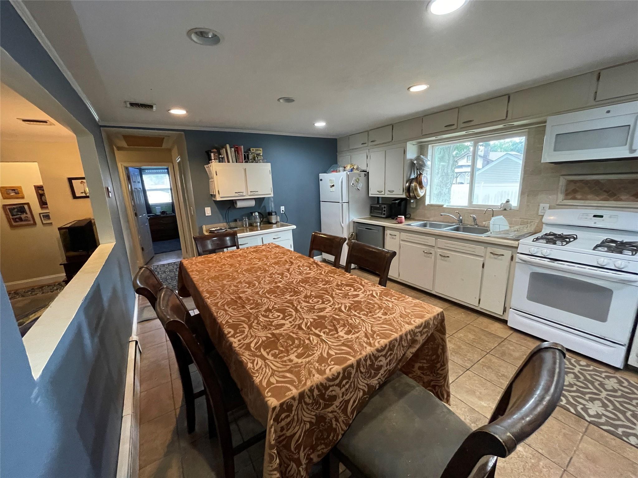 Lindenhurst, New York, 11757, United States, 3 Bedrooms Bedrooms, ,2 BathroomsBathrooms,Residential,For Sale,1920601