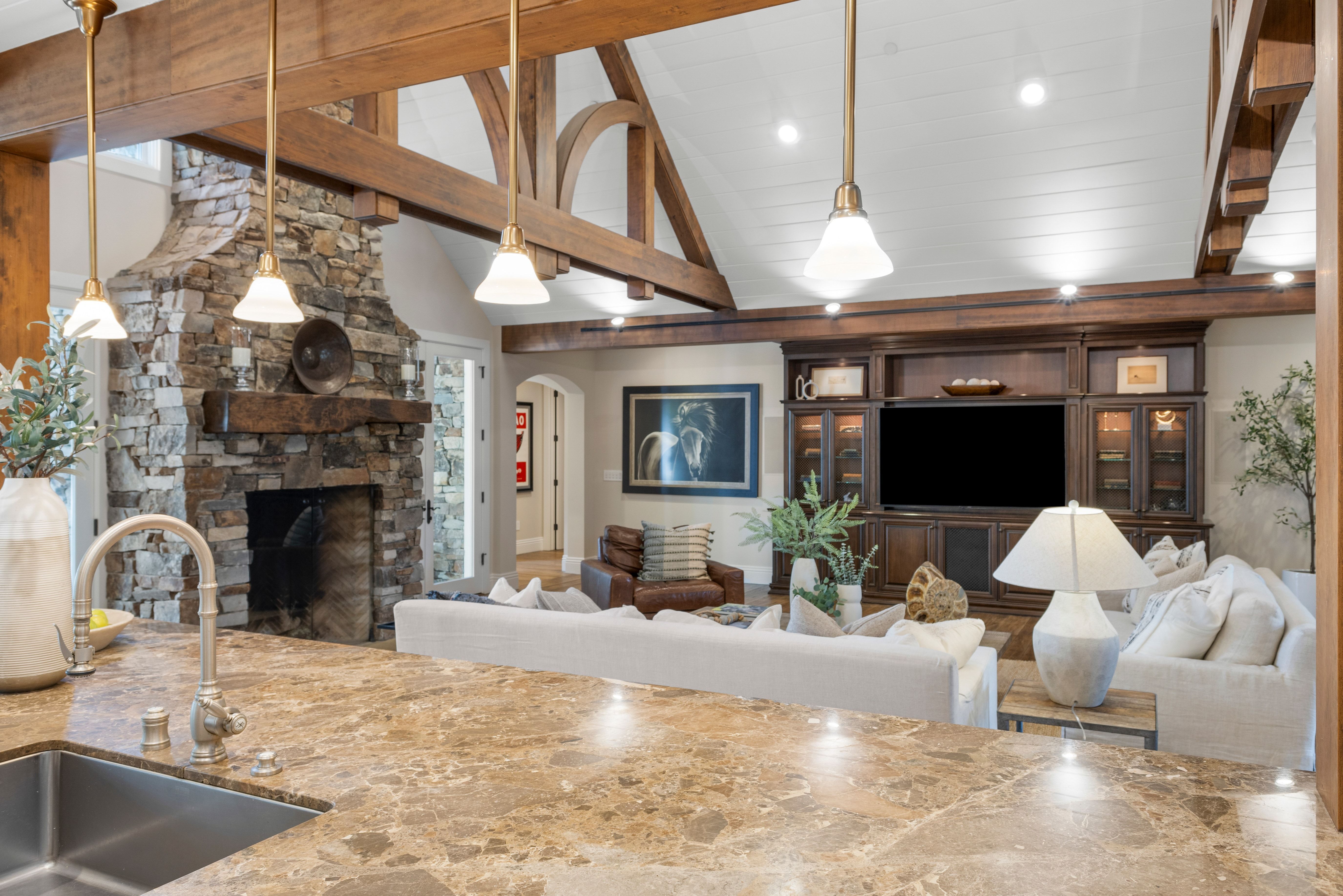  A Private One-Acre Compound Defined by Craftsmanship, Scale and Resort Living - 物件實景