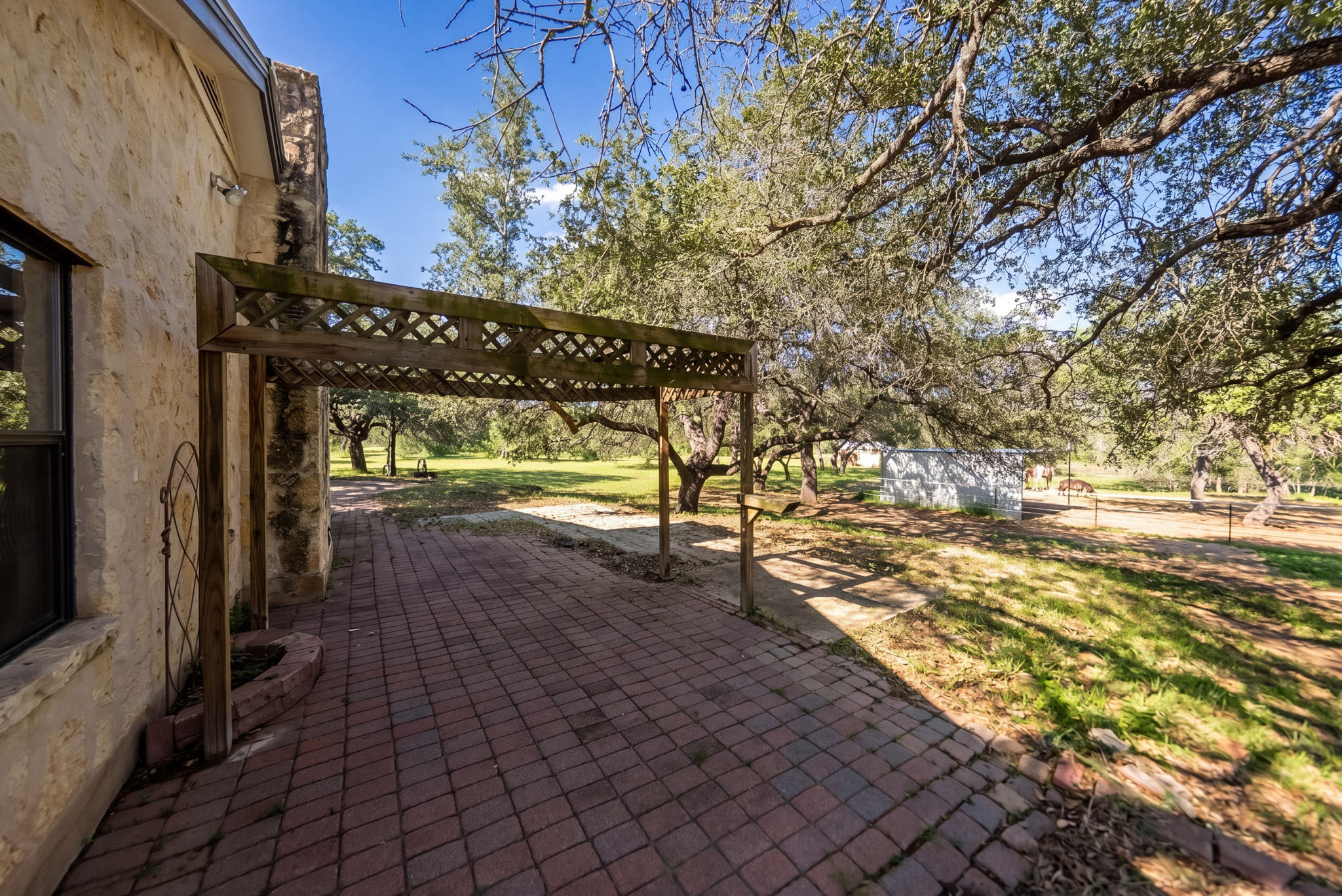  Private 10-Acre Horse Property in Lytle - 物件實景