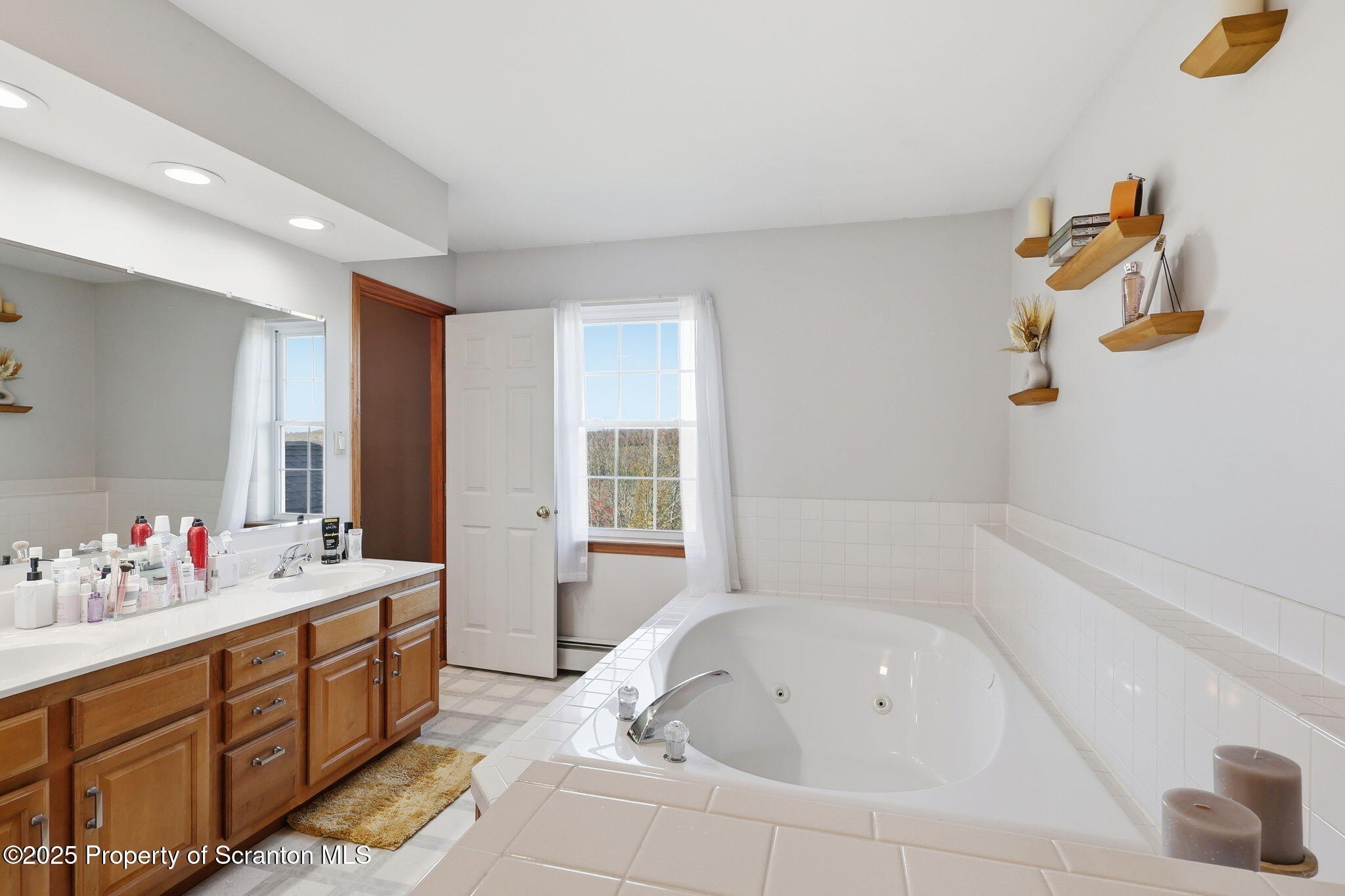 Clifford Twp, Pennsylvania, 18470, United States, 4 Bedrooms Bedrooms, ,3 BathroomsBathrooms,Residential,For Sale,1978908