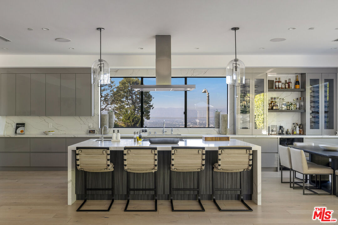Los Angeles, California, 90049, United States, 4 Bedrooms Bedrooms, ,5 BathroomsBathrooms,Residential,For Sale,1862276