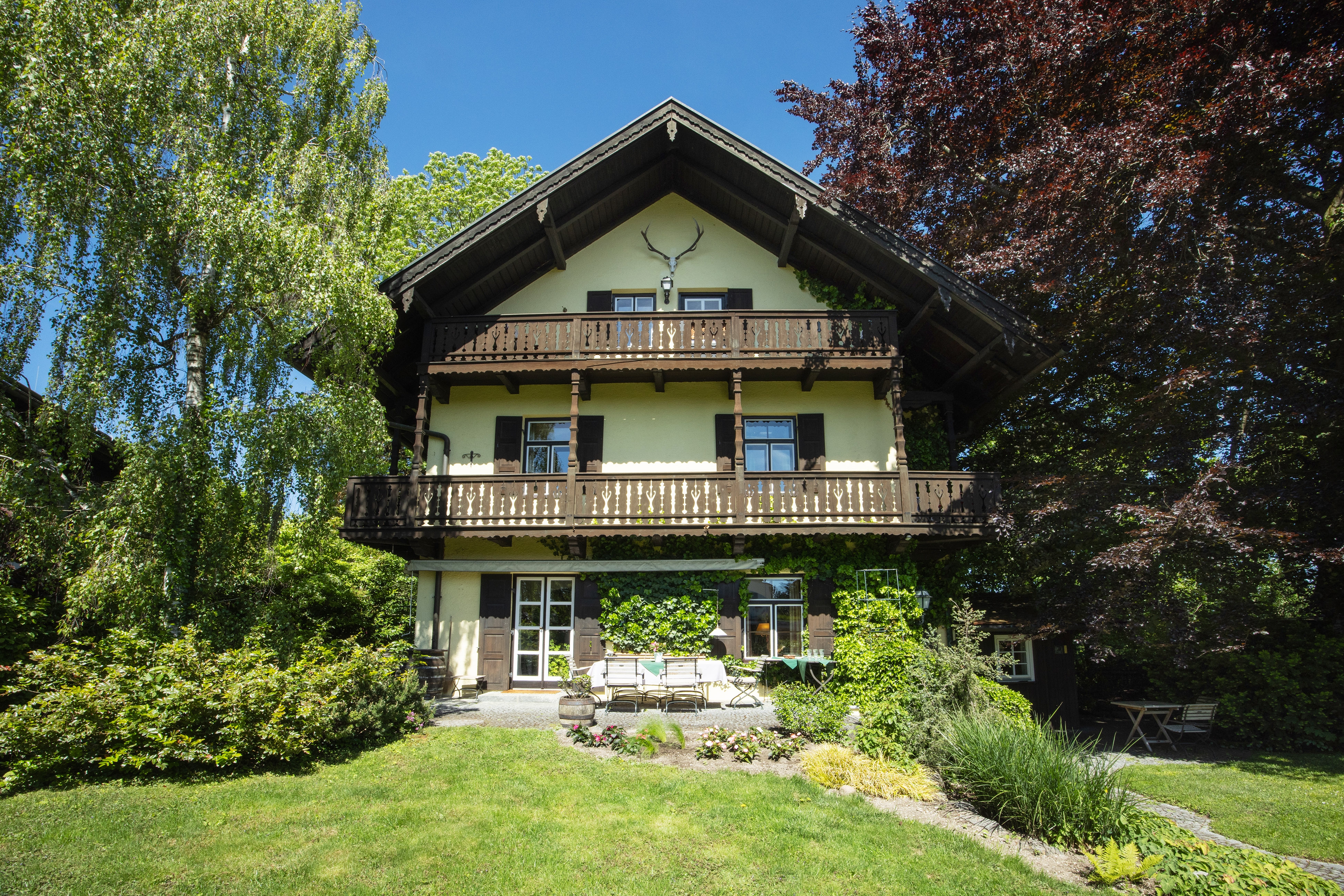  A charming country house in the traditional style—surrounded by mature trees - 物件實景