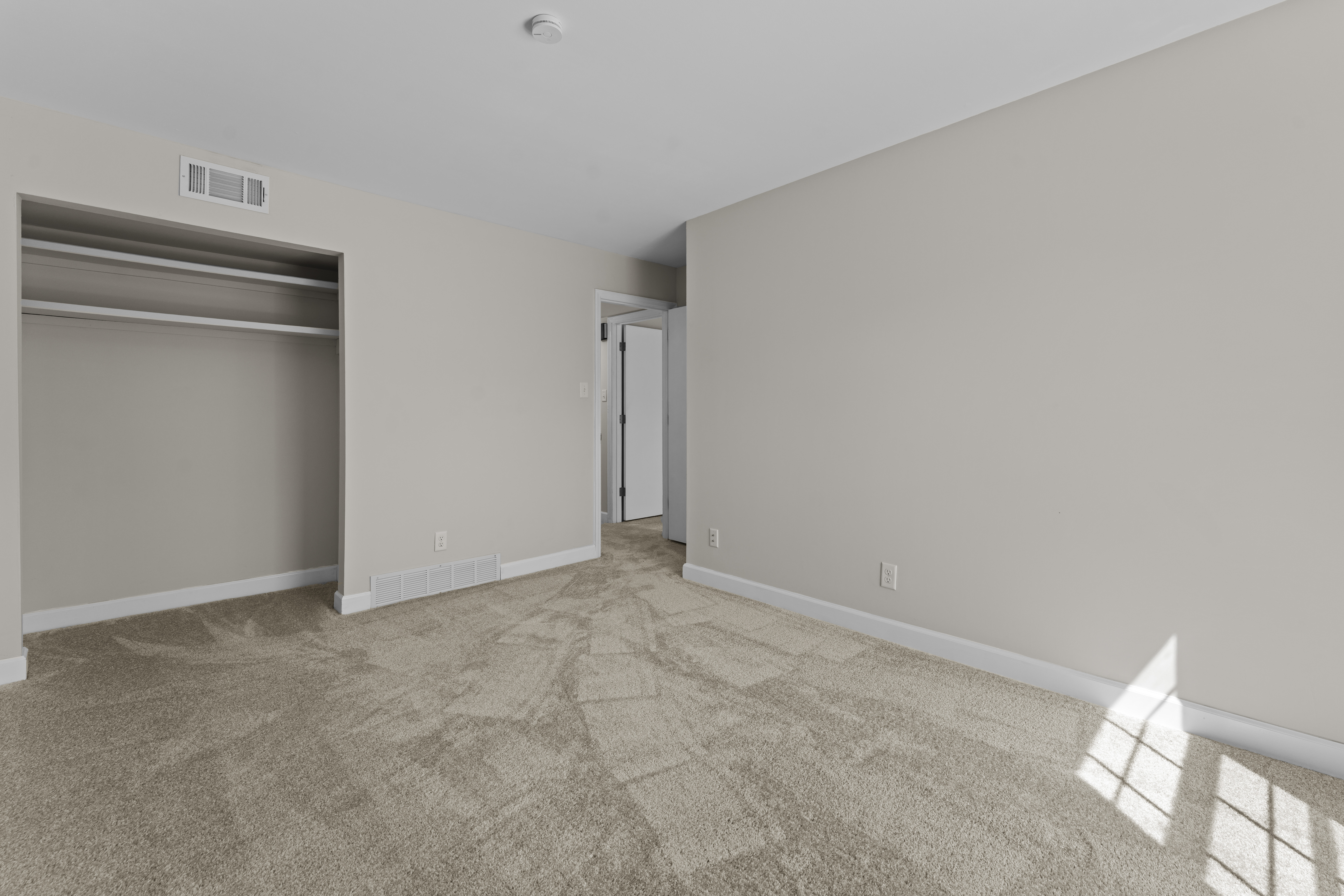  Completely Renovated Garden-Style Condo in Parkway Central Schools - 物件實景