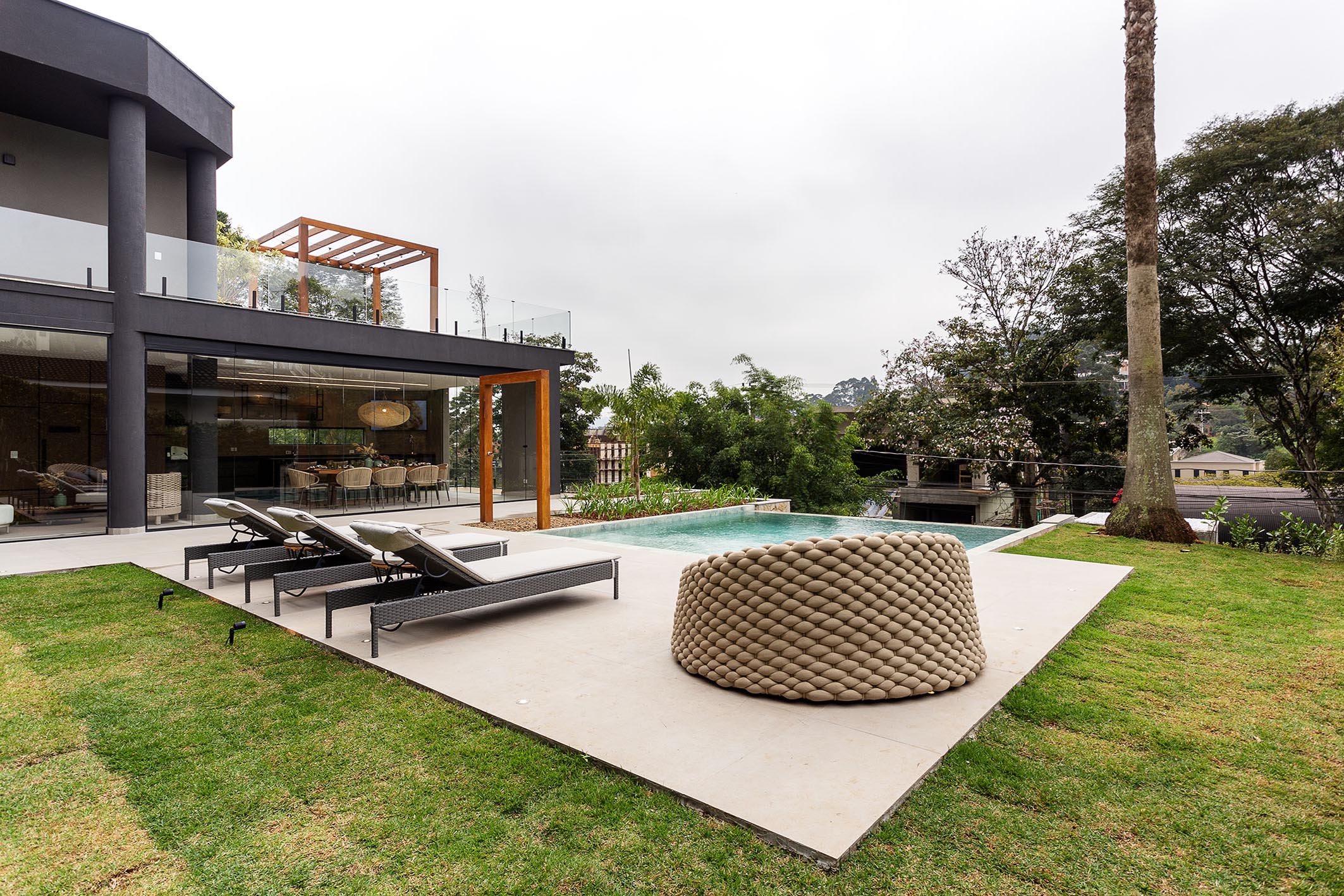 House with a garden and a pool