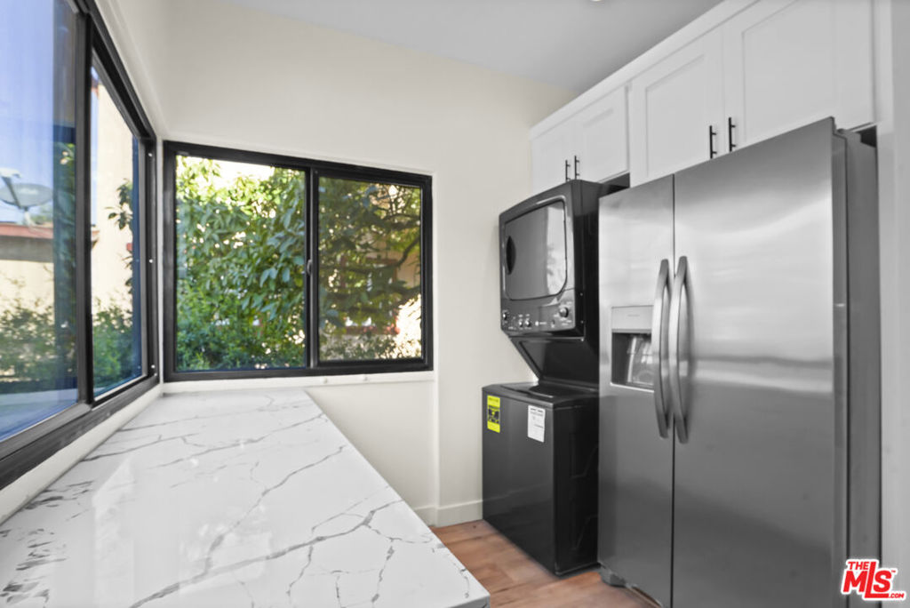 Los Angeles, California, 90007, United States, 5 Bedrooms Bedrooms, ,3 BathroomsBathrooms,Residential,For Sale,1975111