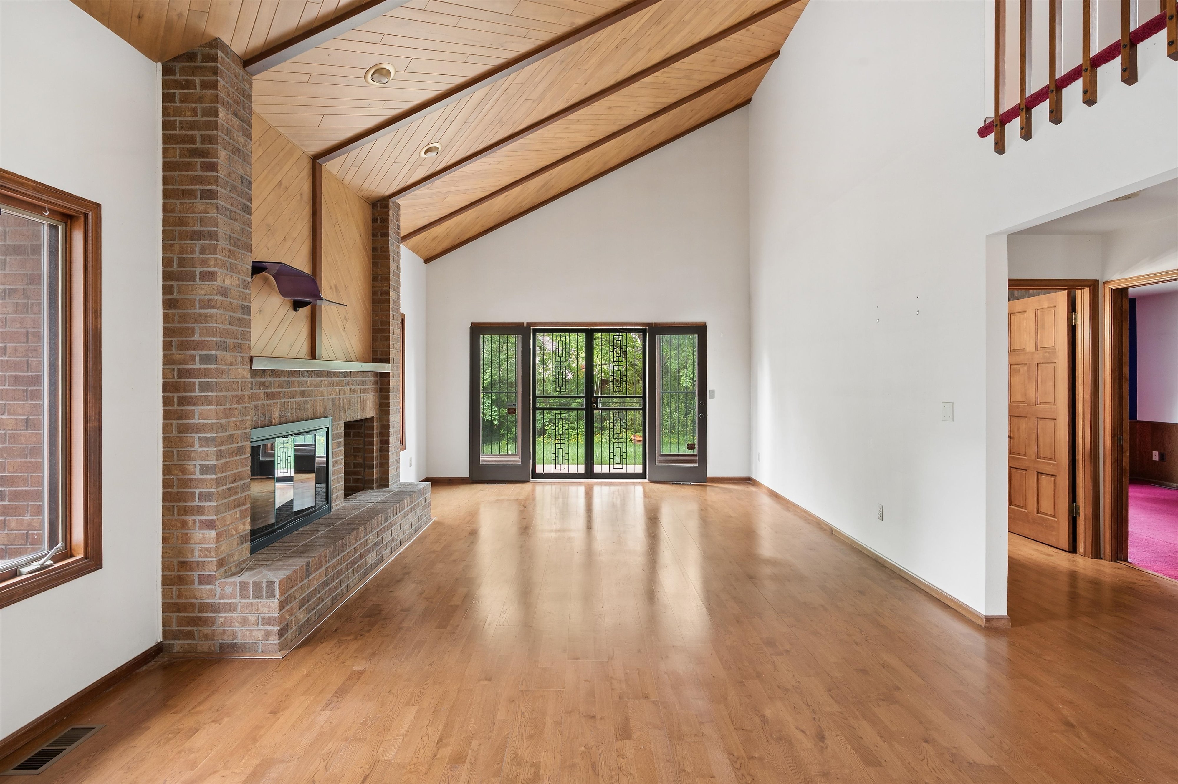  Architecturally distinctive home exudes a warm chalet and alpine feeling - 物件實景