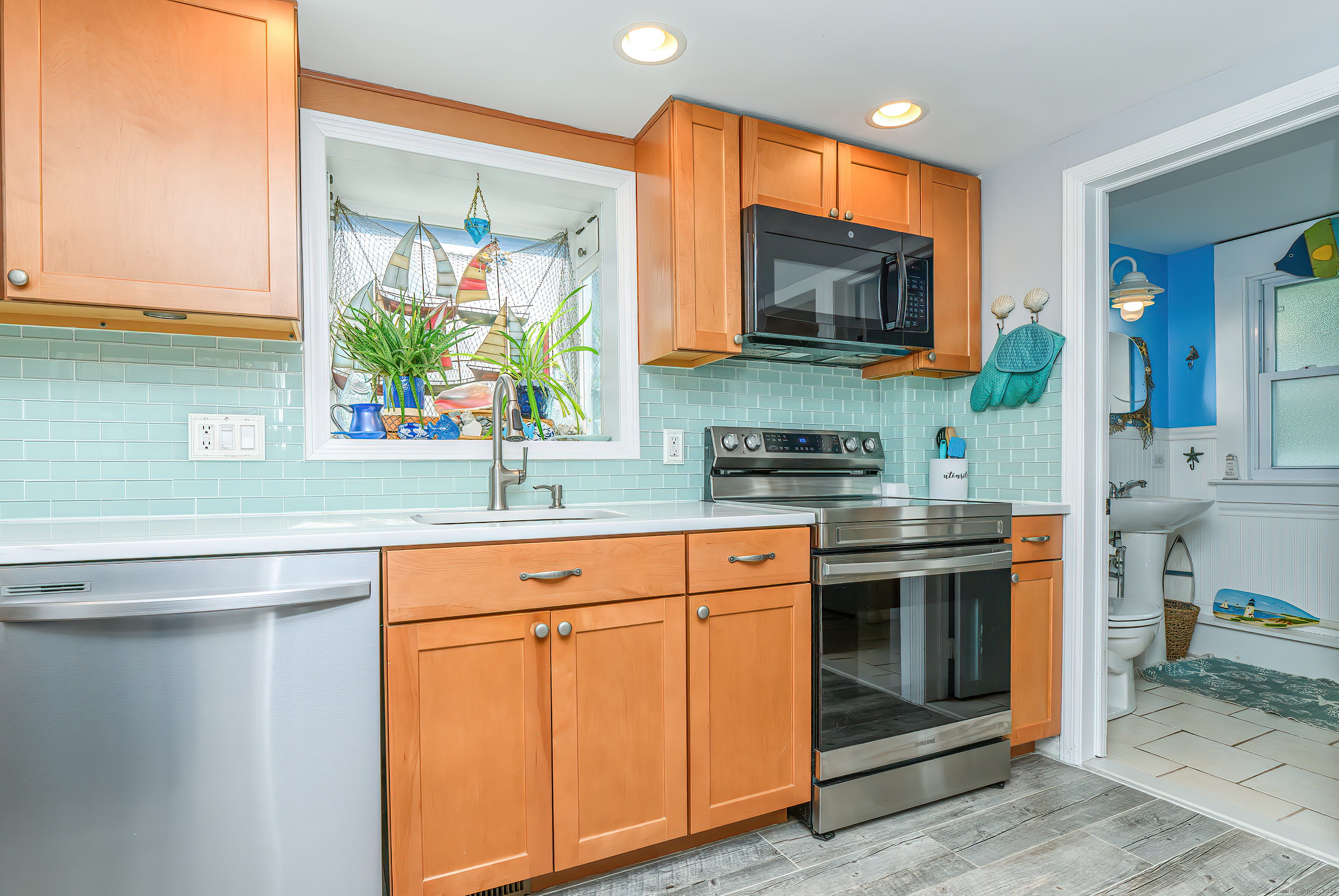 Milford, Connecticut, 06460, United States, 3 Bedrooms Bedrooms, ,2 BathroomsBathrooms,Residential,For Sale,1942157