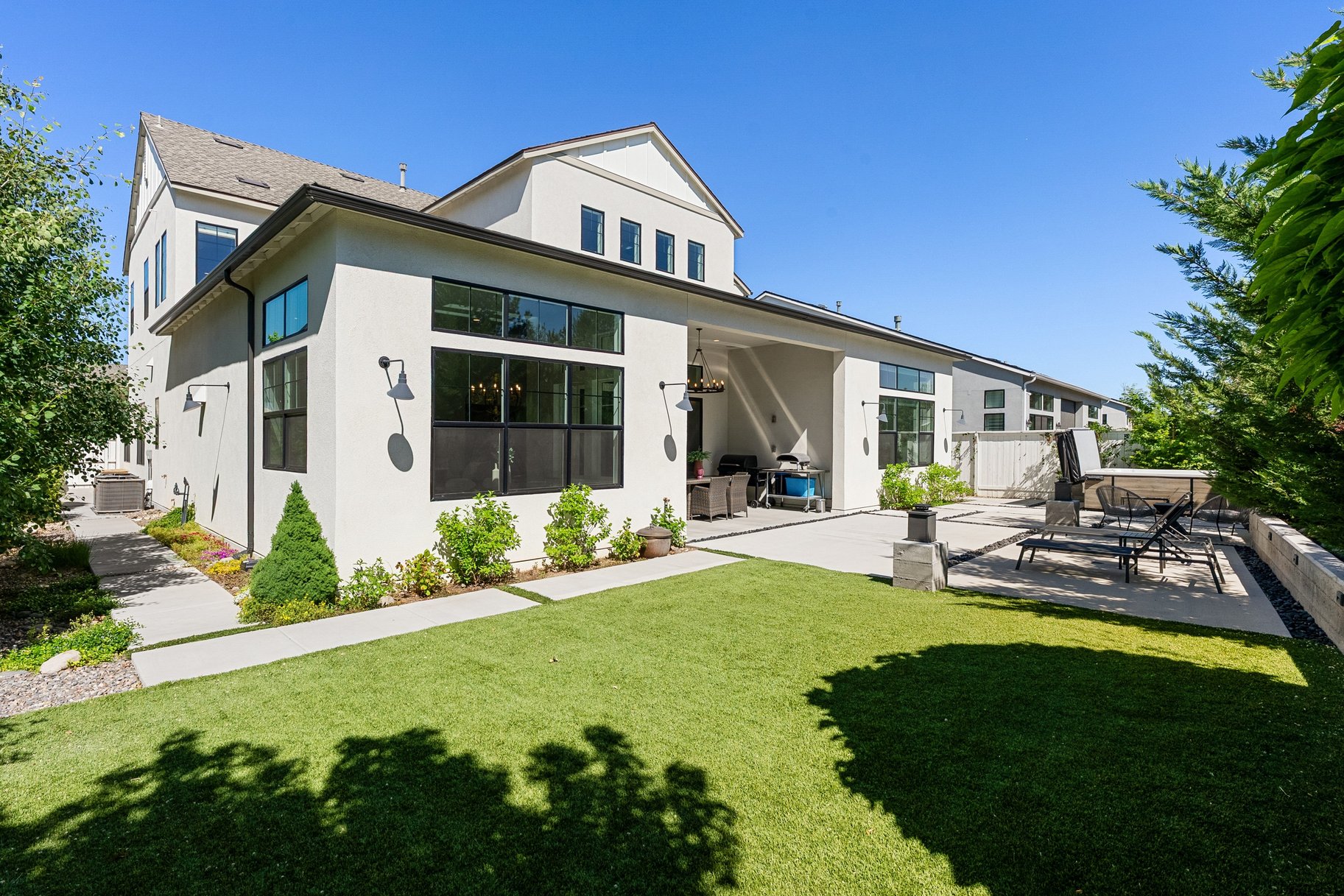  Custom 5-Bedroom Home on a Premium Lot in Rancharrah - 物件實景
