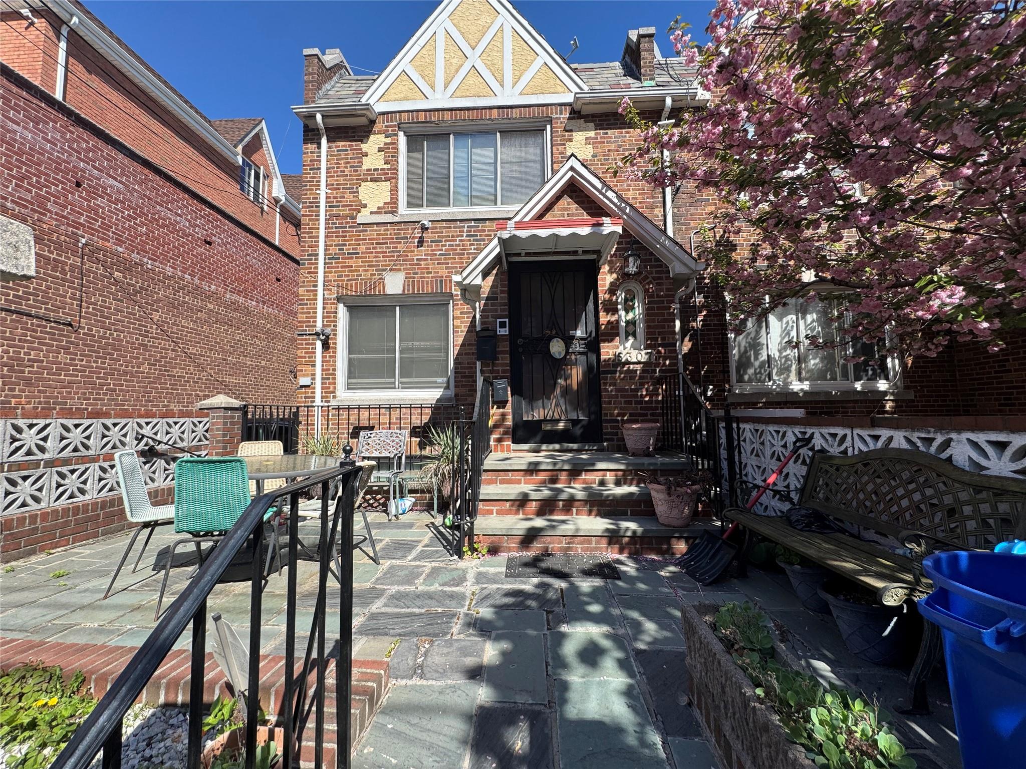 Maspeth, New York, 11378, United States, ,3 BathroomsBathrooms,Residential,For Sale,1828456