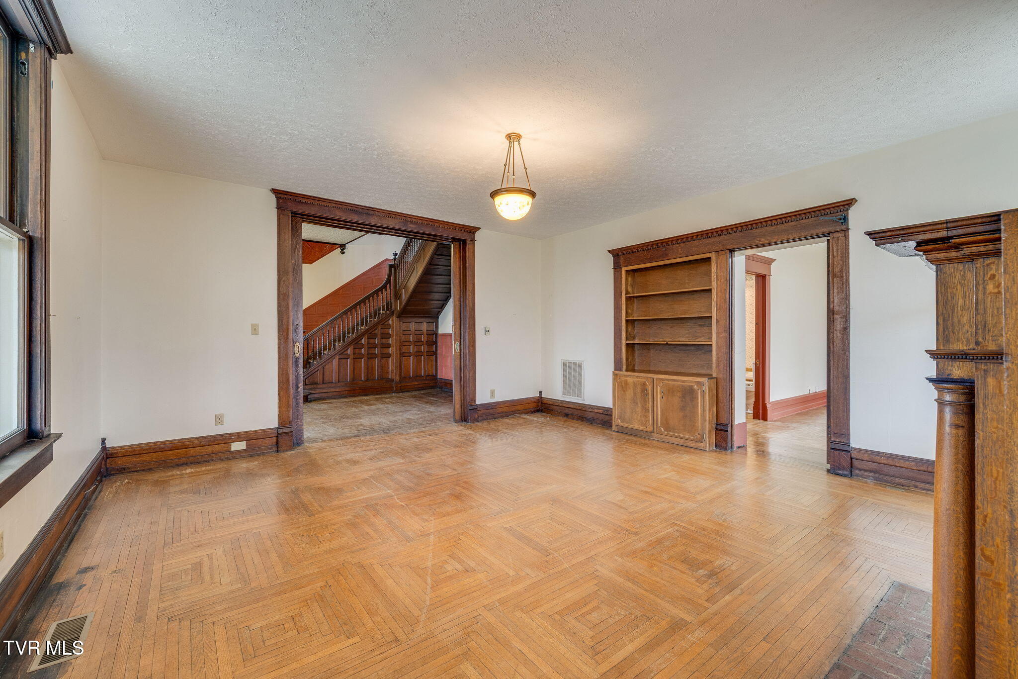 Bristol, Tennessee, 37620, United States, 4 Bedrooms Bedrooms, ,5 BathroomsBathrooms,Residential,For Sale,2005262