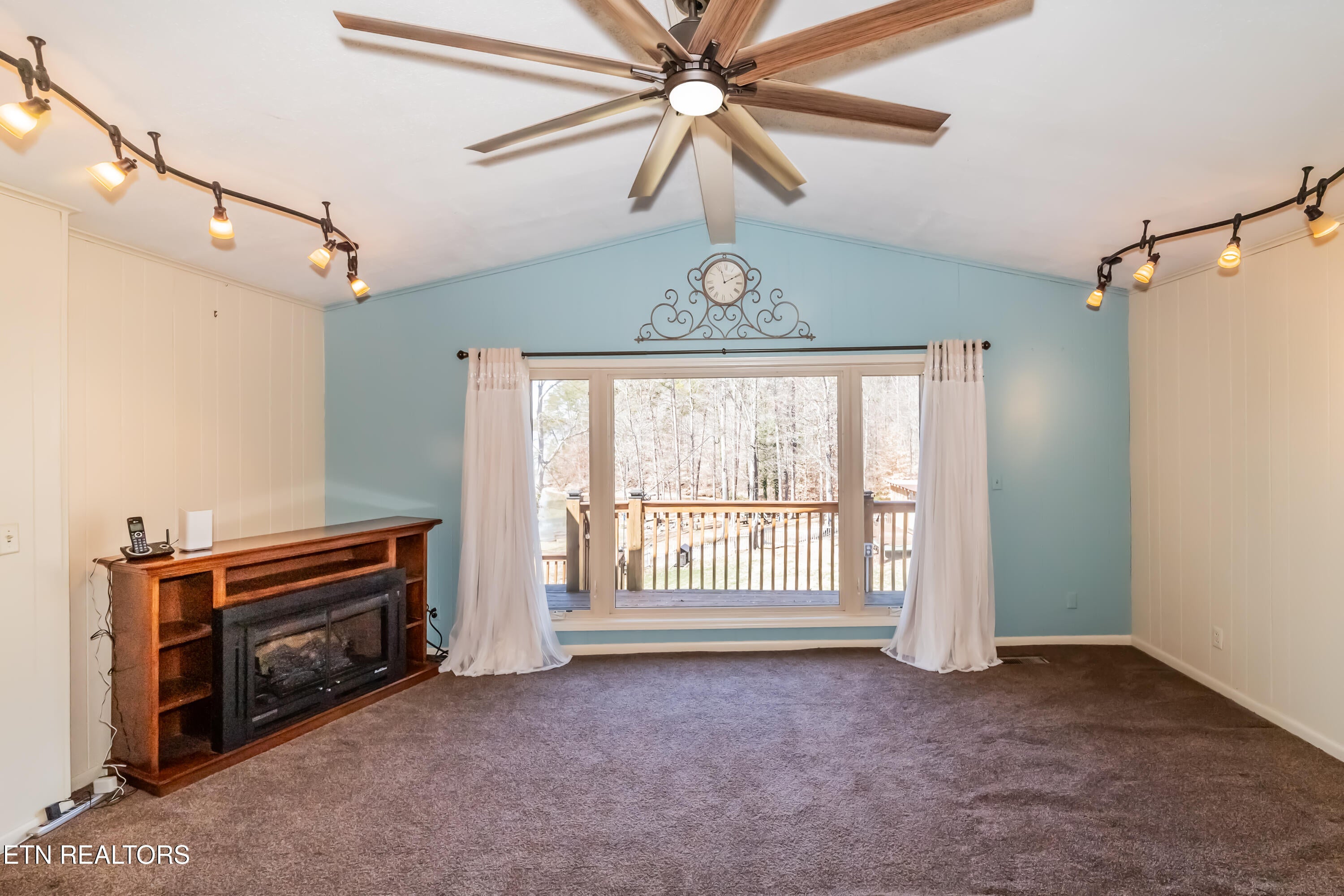 Kingston, Tennessee, 37763, United States, 4 Bedrooms Bedrooms, ,2 BathroomsBathrooms,Residential,For Sale,1850239