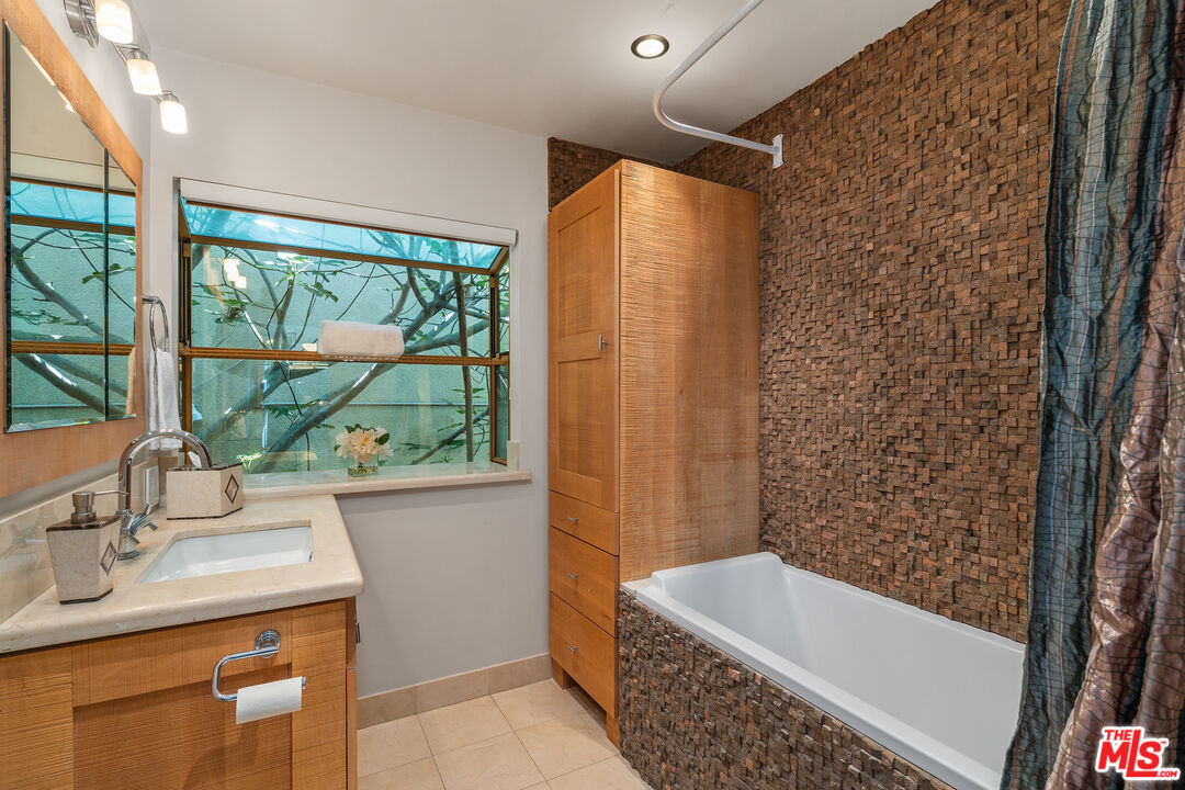Los Angeles, California, 90027, United States, 3 Bedrooms Bedrooms, ,3 BathroomsBathrooms,Residential,For Sale,1866547