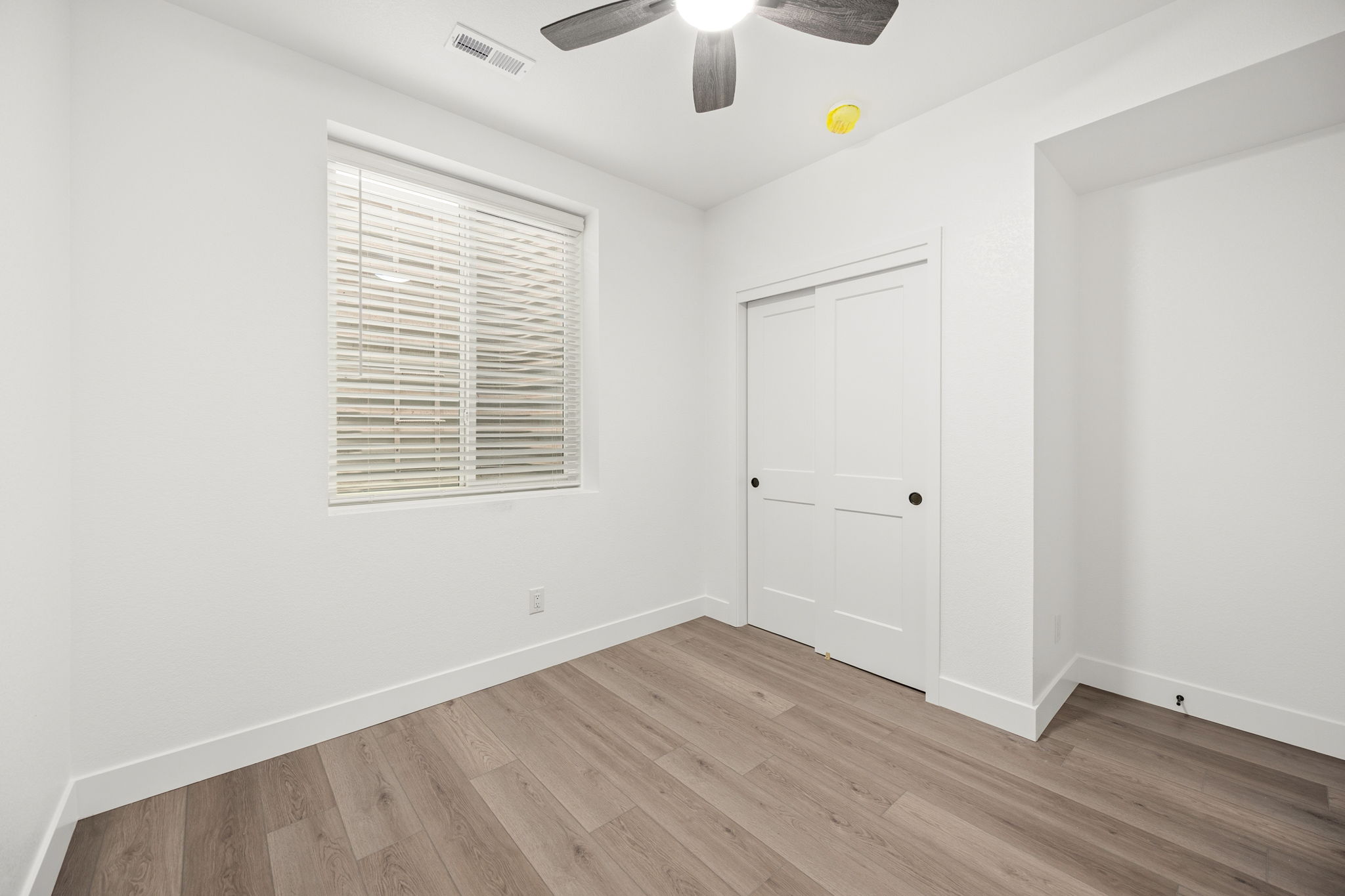  Newly constructed home offering 6 beds & 4 baths with a flexible layout - 物件實景