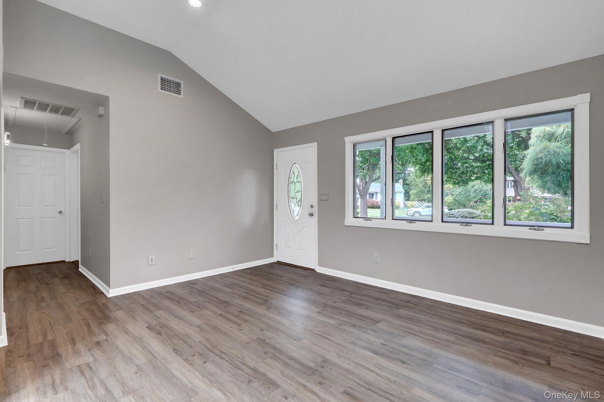  466 W 4th Street, West Islip, NY, 11795 - 物件實景