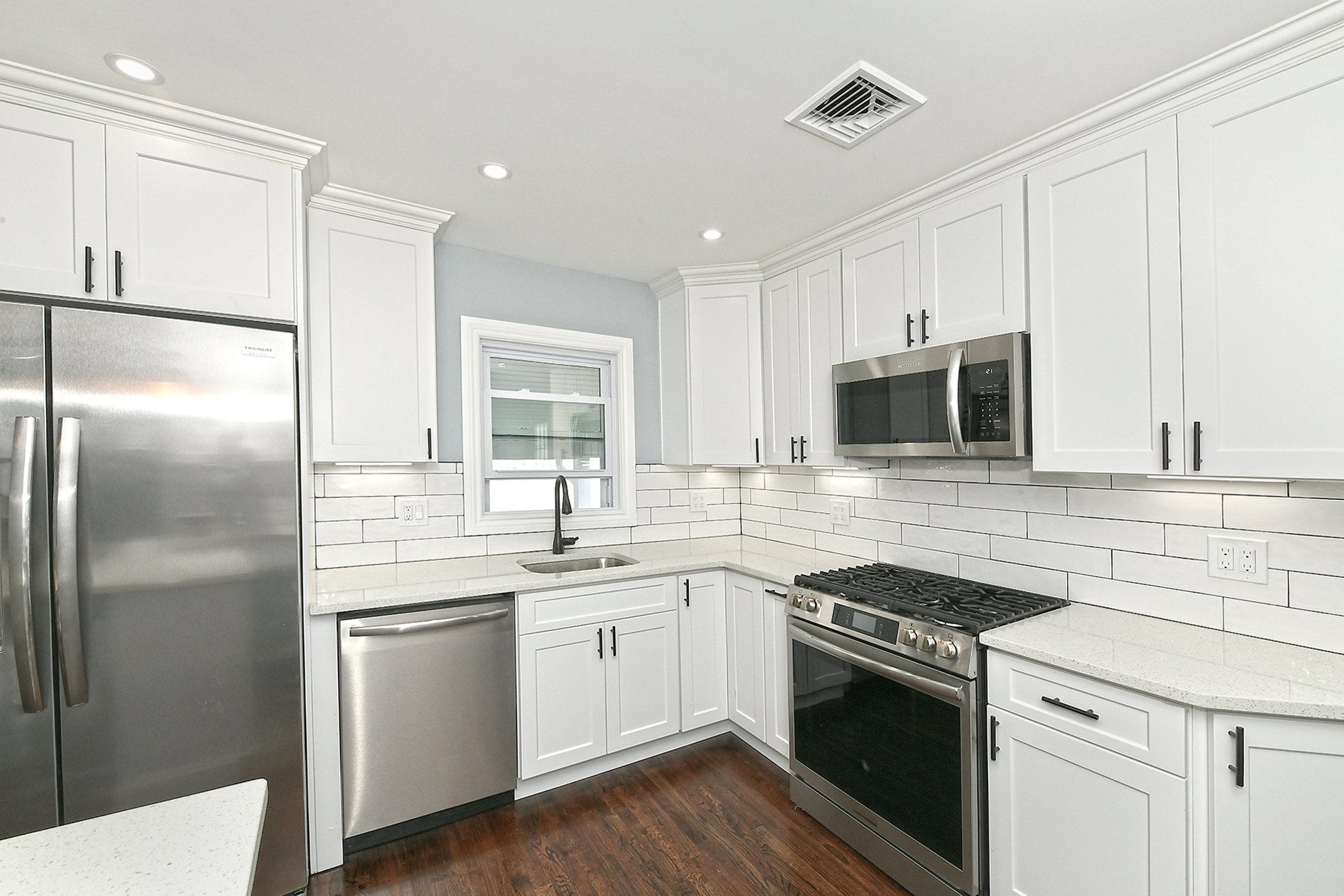 Farmingdale, New York, 11735, United States, 3 Bedrooms Bedrooms, ,2 BathroomsBathrooms,Residential,For Sale,1928376