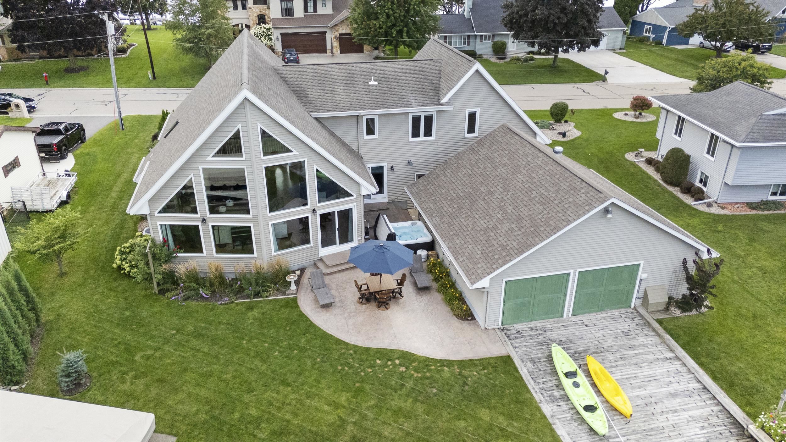 Winneconne, Wisconsin, 54986, United States, 3 Bedrooms Bedrooms, ,4 BathroomsBathrooms,Residential,For Sale,1944874