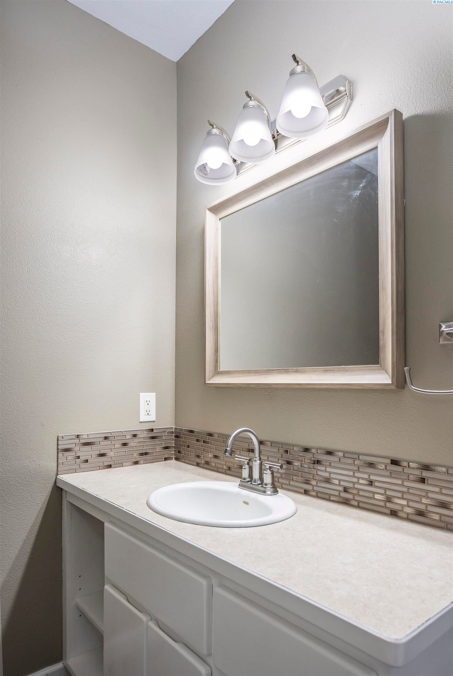 West Richland, Washington, 99353, United States, 5 Bedrooms Bedrooms, ,3 BathroomsBathrooms,Residential,For Sale,1923424