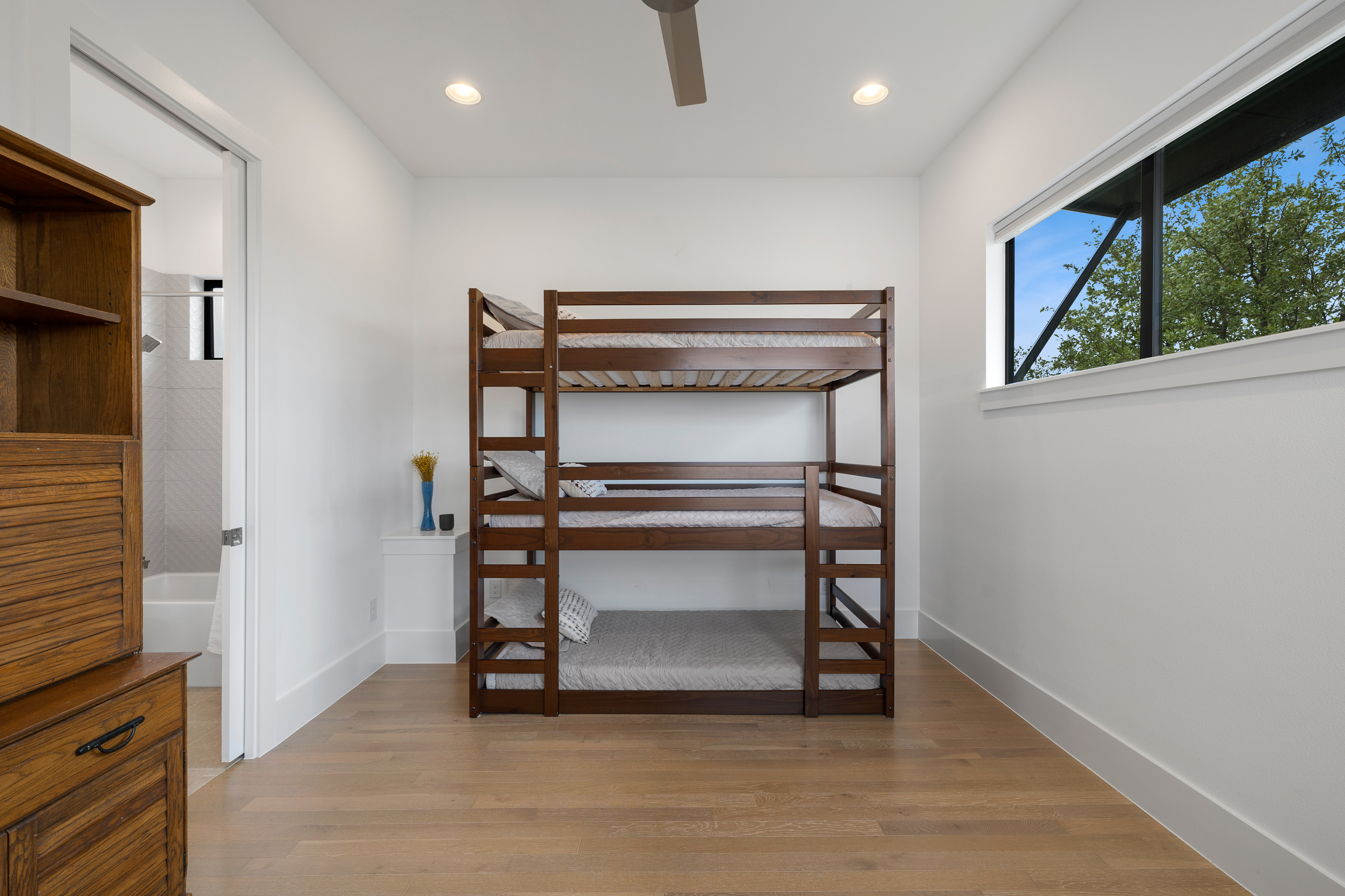  Custom Contemporary with Designer Finishes - 物件實景