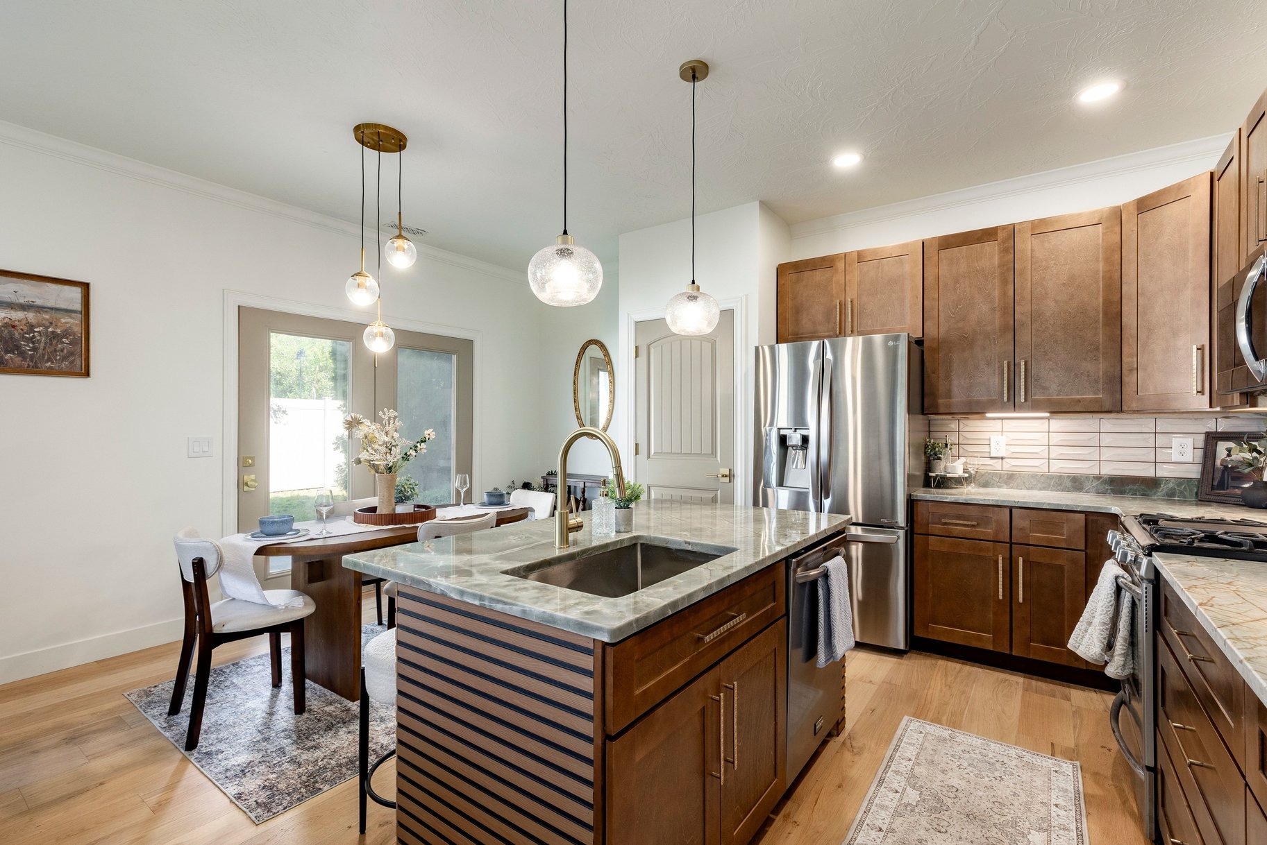  Fully Remodeled End-Unit in Prime Midvale Location - 物件實景