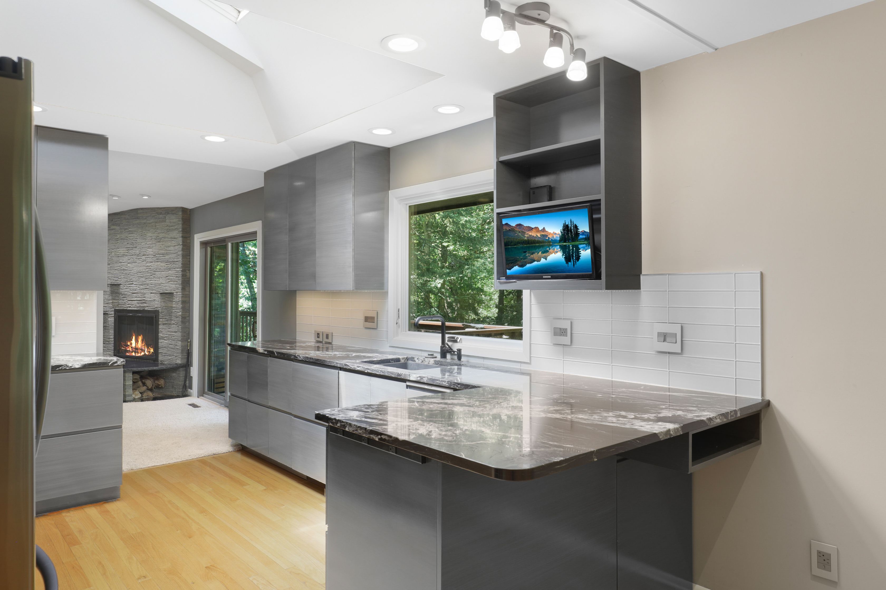  Secluded Wooded Retreat with Beautifully Updated Interiors - 物件實景