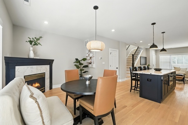 Chicago, Illinois, 60653, United States, 4 Bedrooms Bedrooms, ,Residential,For Sale,1950799