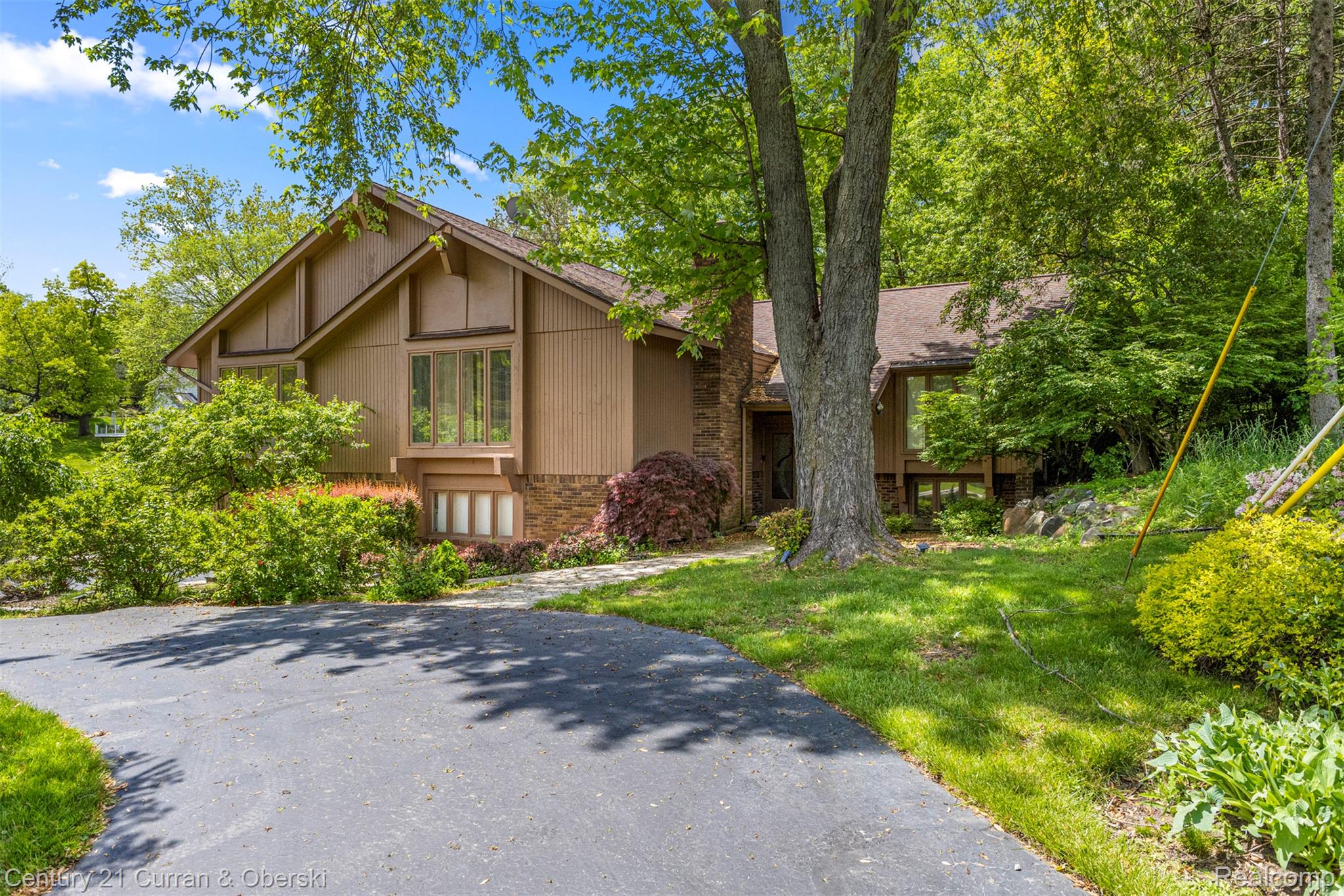 West Bloomfield Charter Township, Michigan, 48323, United States, 4 Bedrooms Bedrooms, ,4 BathroomsBathrooms,Residential,For Sale,1942642
