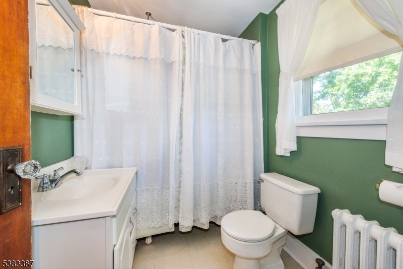 Verona Twp., New Jersey, 07044, United States, 3 Bedrooms Bedrooms, ,2 BathroomsBathrooms,Residential,For Sale,1961647