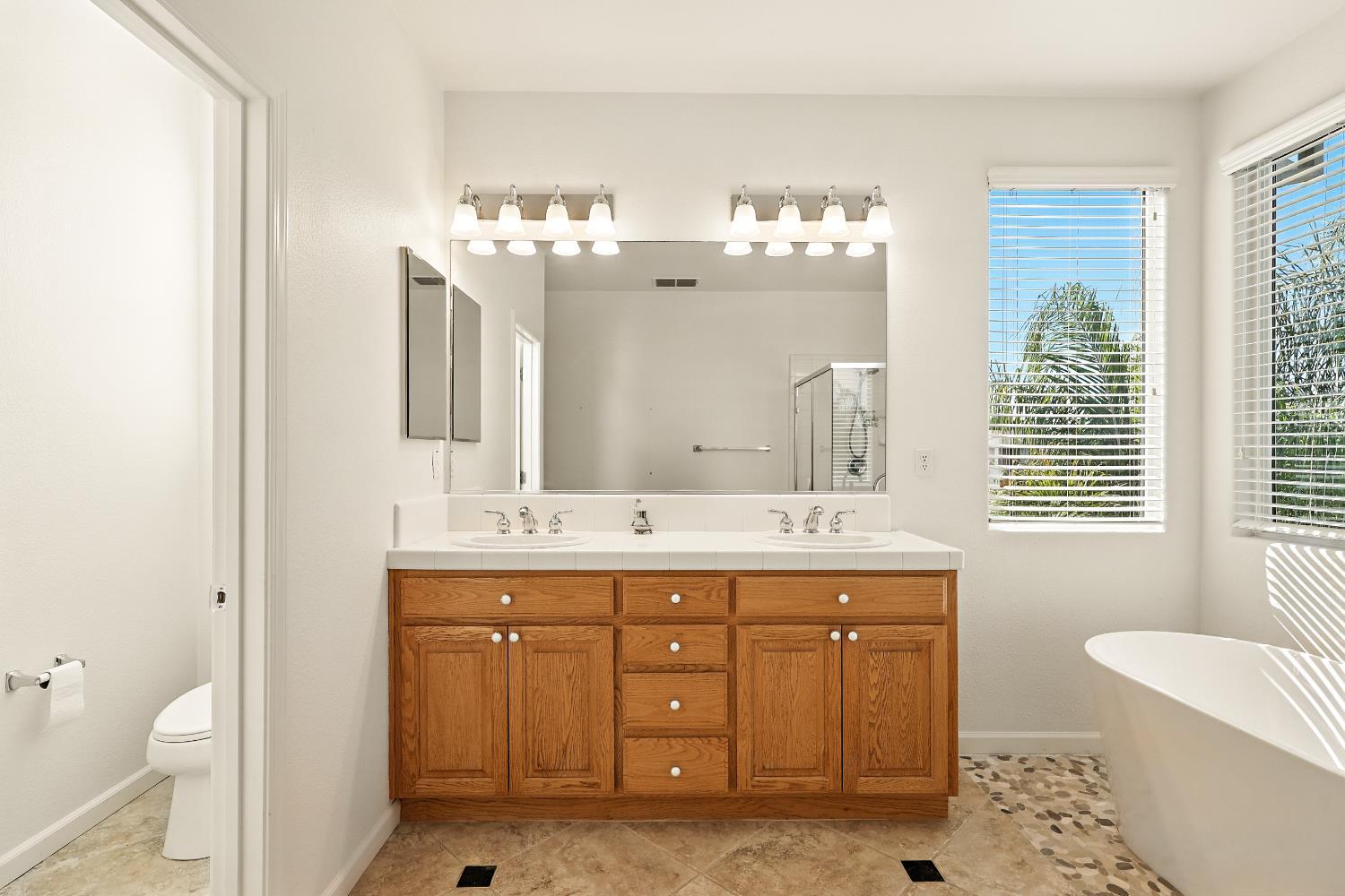 Chowchilla, California, 93610, United States, 5 Bedrooms Bedrooms, ,4 BathroomsBathrooms,Residential,For Sale,1982347